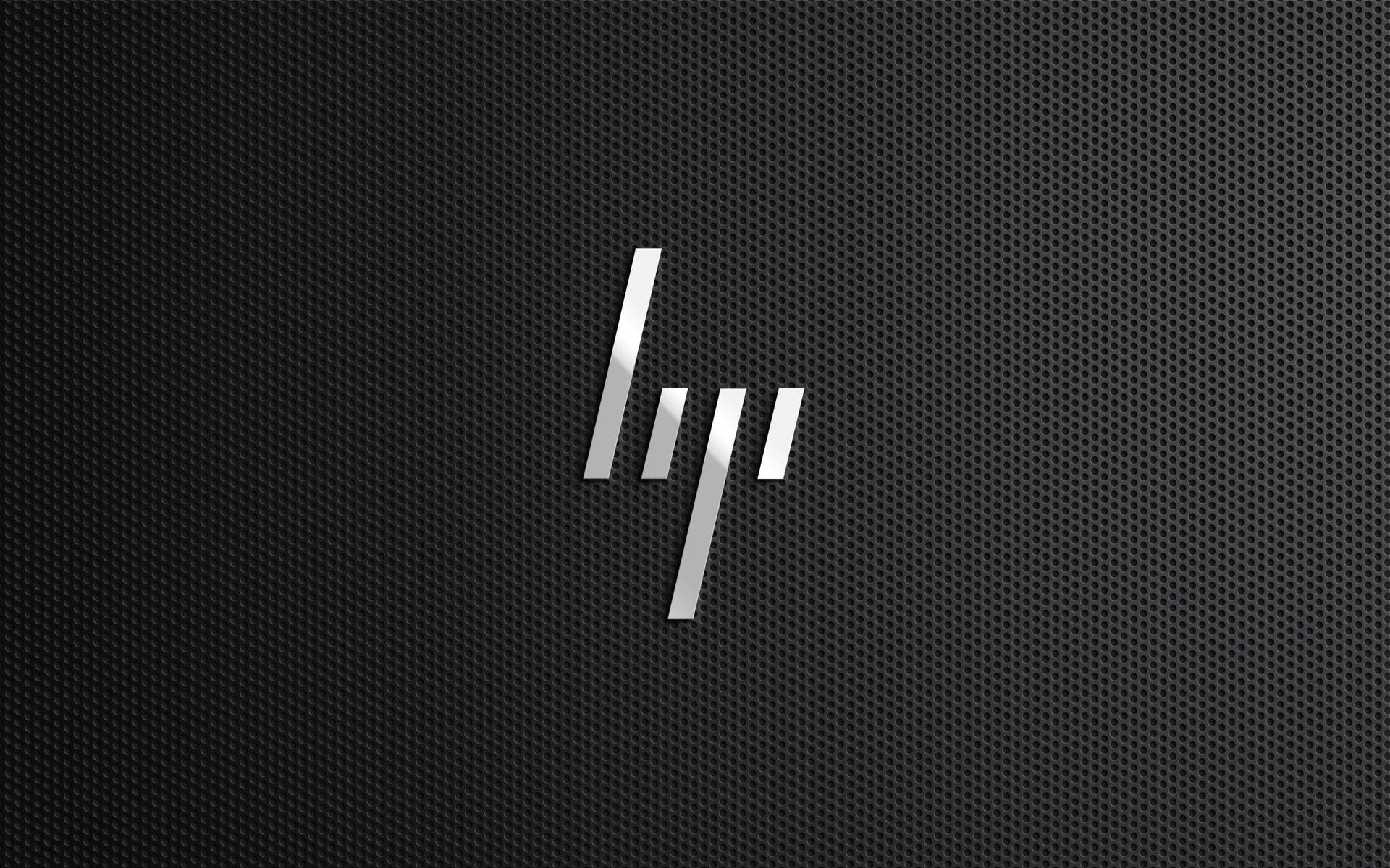 HP標誌在黑色穿孔背景上，帶有金屬光澤 — Hp 壁紙