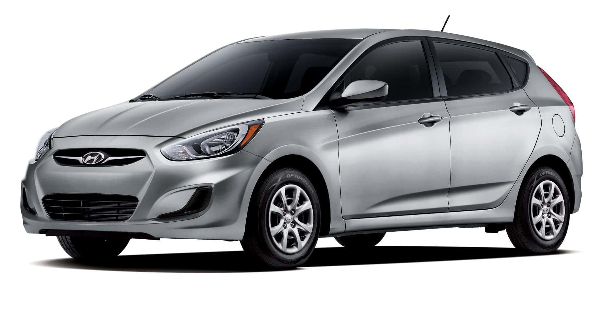 Hyundai Accent 桌布 壁紙 — 一輛時尚的銀色現代雅紳特掀背車，在乾淨的白色背景上以側面輪廓展示，帶有柔和陰影。