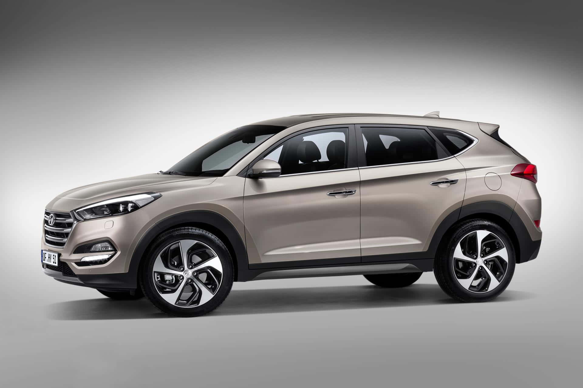 Hyundai Tucson 桌布 壁紙 — 一輛時尚的銀色現代 Tucson SUV 以側面輪廓展示，背景為中性灰色攝影棚。