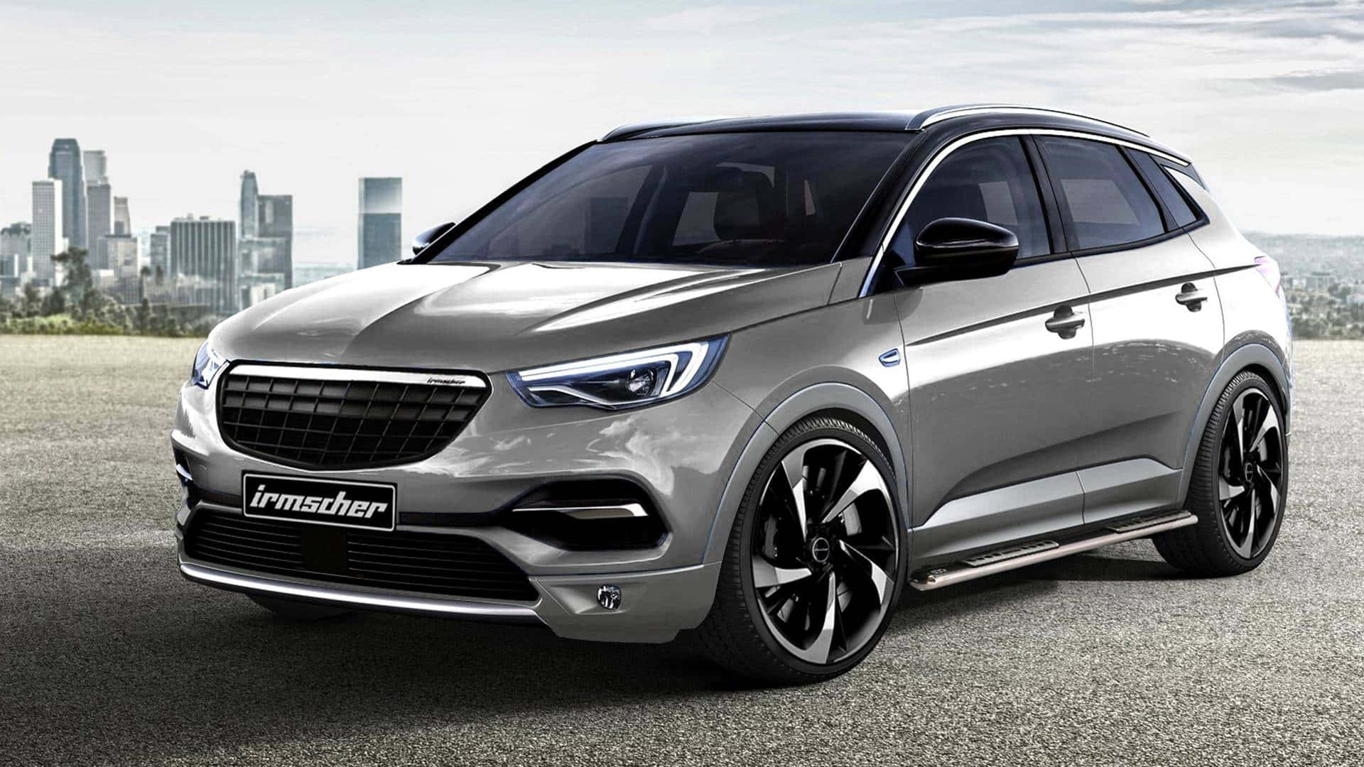 Opel Grandland X 桌布 壁紙 — 一輛時尚的銀色 Irmscher SUV 帶有黑色點綴，停在瀝青路面上，背景是現代城市天際線。