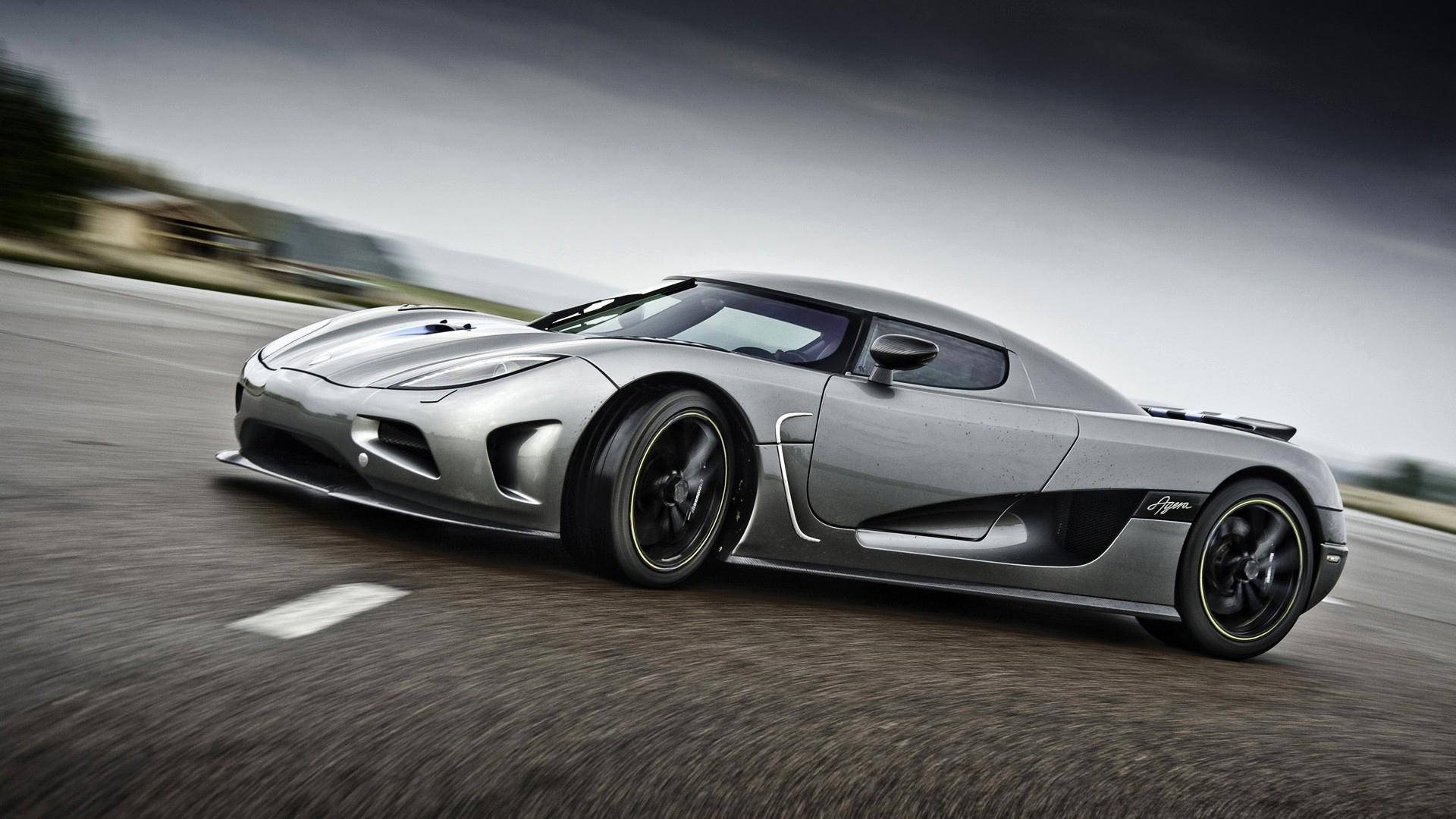 銀色Koenigsegg Agera在道路上高速行駛，帶有動態模糊效果。 — 高清汽車壁紙 壁紙