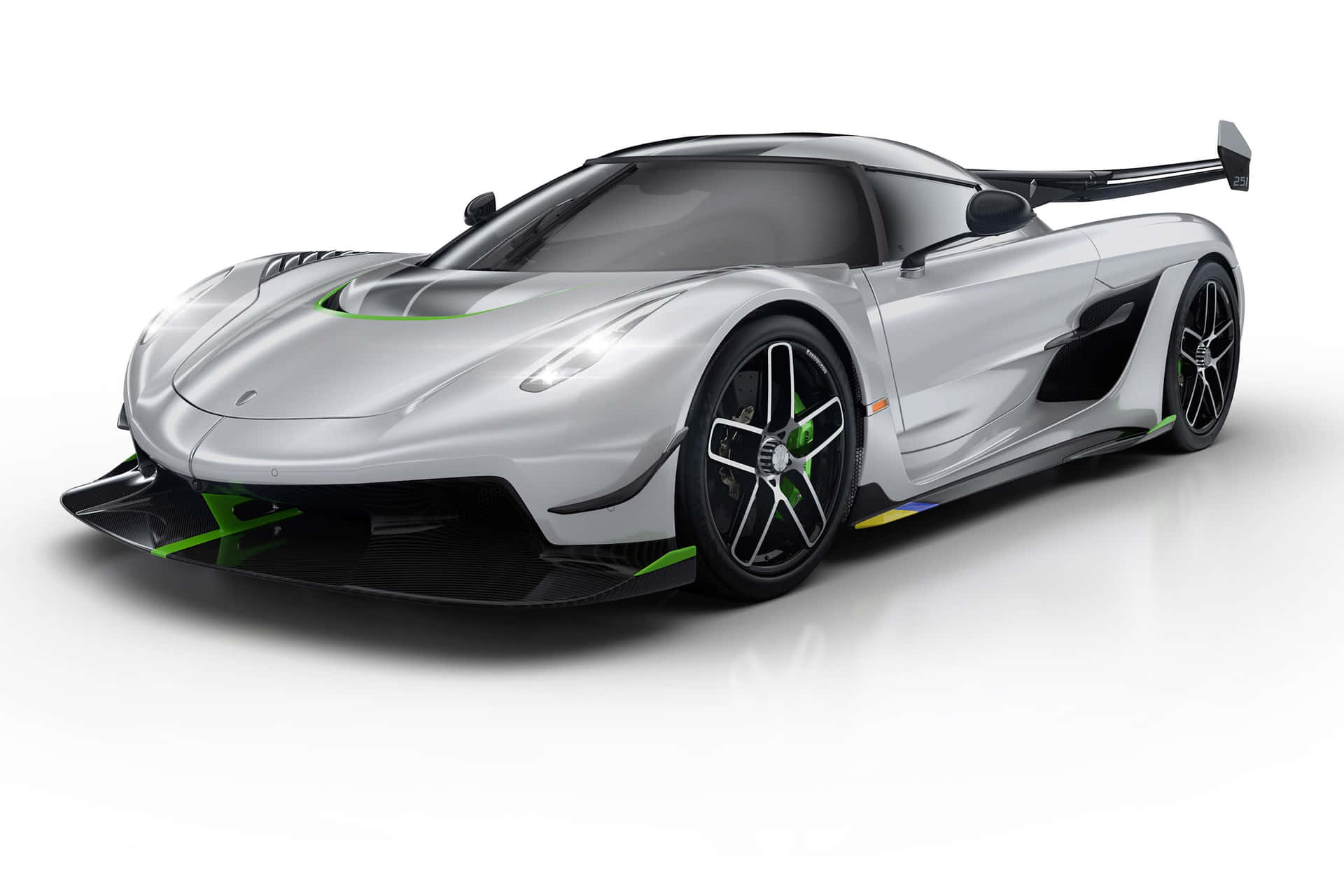  壁紙 — 一輛時尚的銀色 Koenigsegg 超級跑車，帶有綠色點綴和黑色輪圈，在乾淨的白色工作室背景前擺拍。