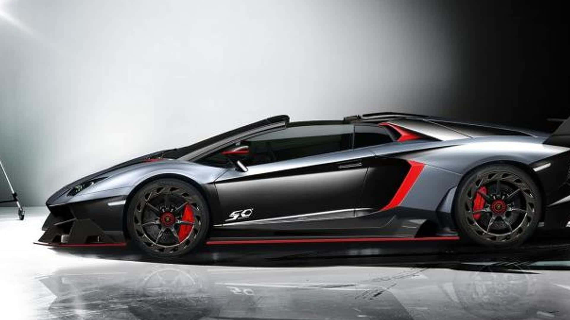Lamborghini Veneno 桌布 壁紙 — 一輛時尚的銀色藍寶堅尼 Aventador SVJ 50，帶有紅色點綴和黑色輪圈，在反射地板的攝影棚中擺拍。