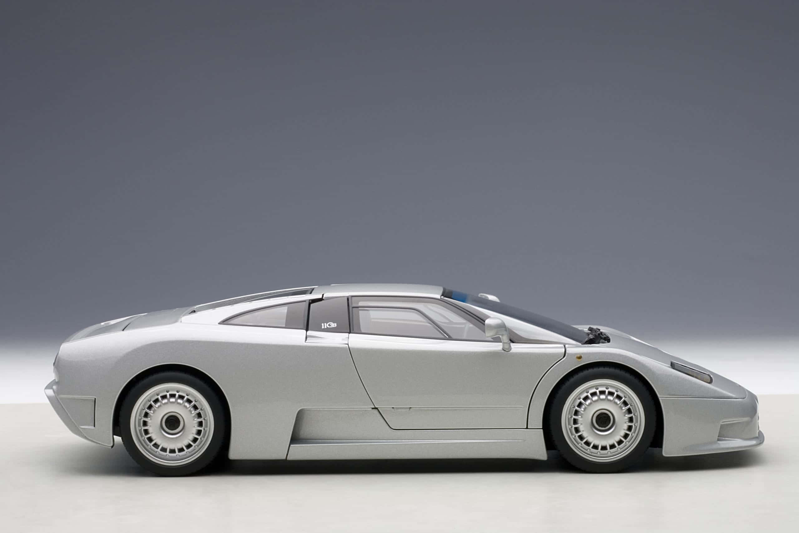 Bugatti Eb110 桌布 壁紙 — 一輛時尚的銀色藍寶堅尼 Diablo SV 跑車，在極簡灰色工作室背景中以側面輪廓展示。