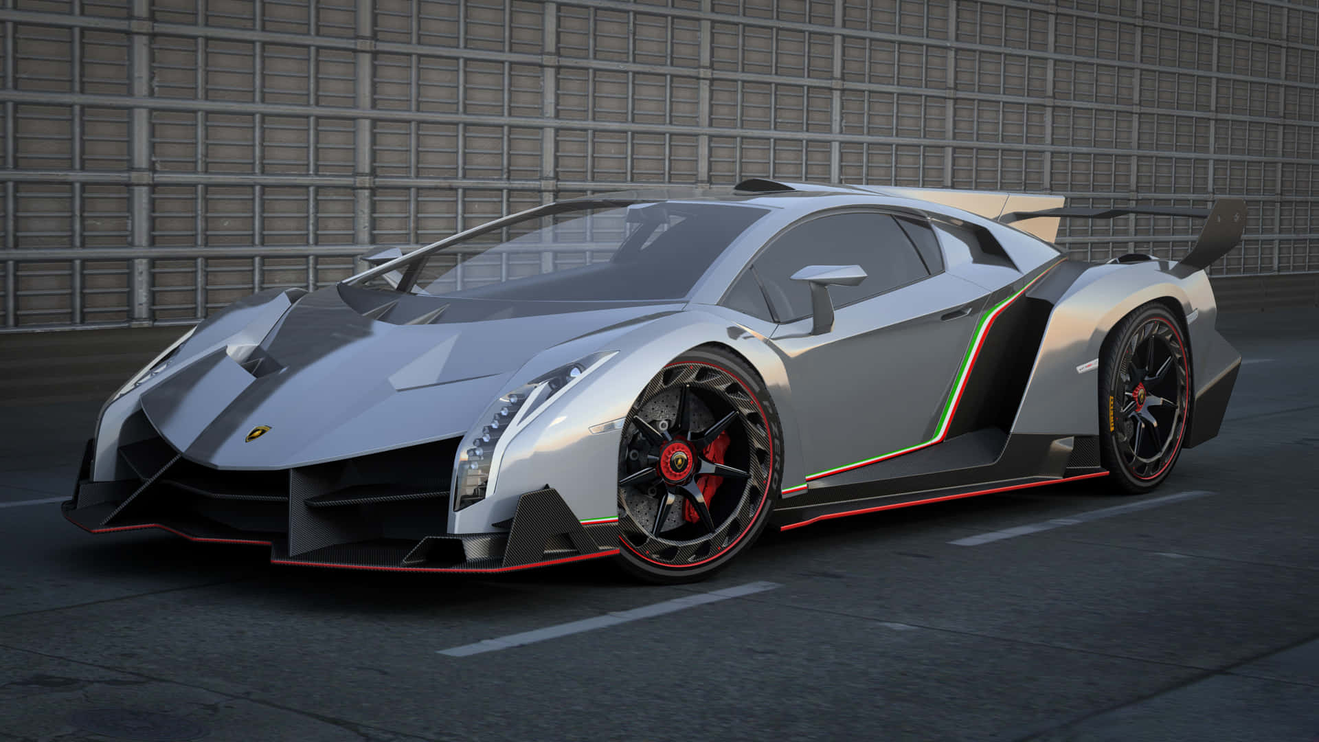 Lamborghini Veneno 桌布 壁紙 — 一輛時尚的銀色藍寶堅尼 Veneno，帶有紅色和綠色點綴，停在混凝土賽道上，背景是網格牆。