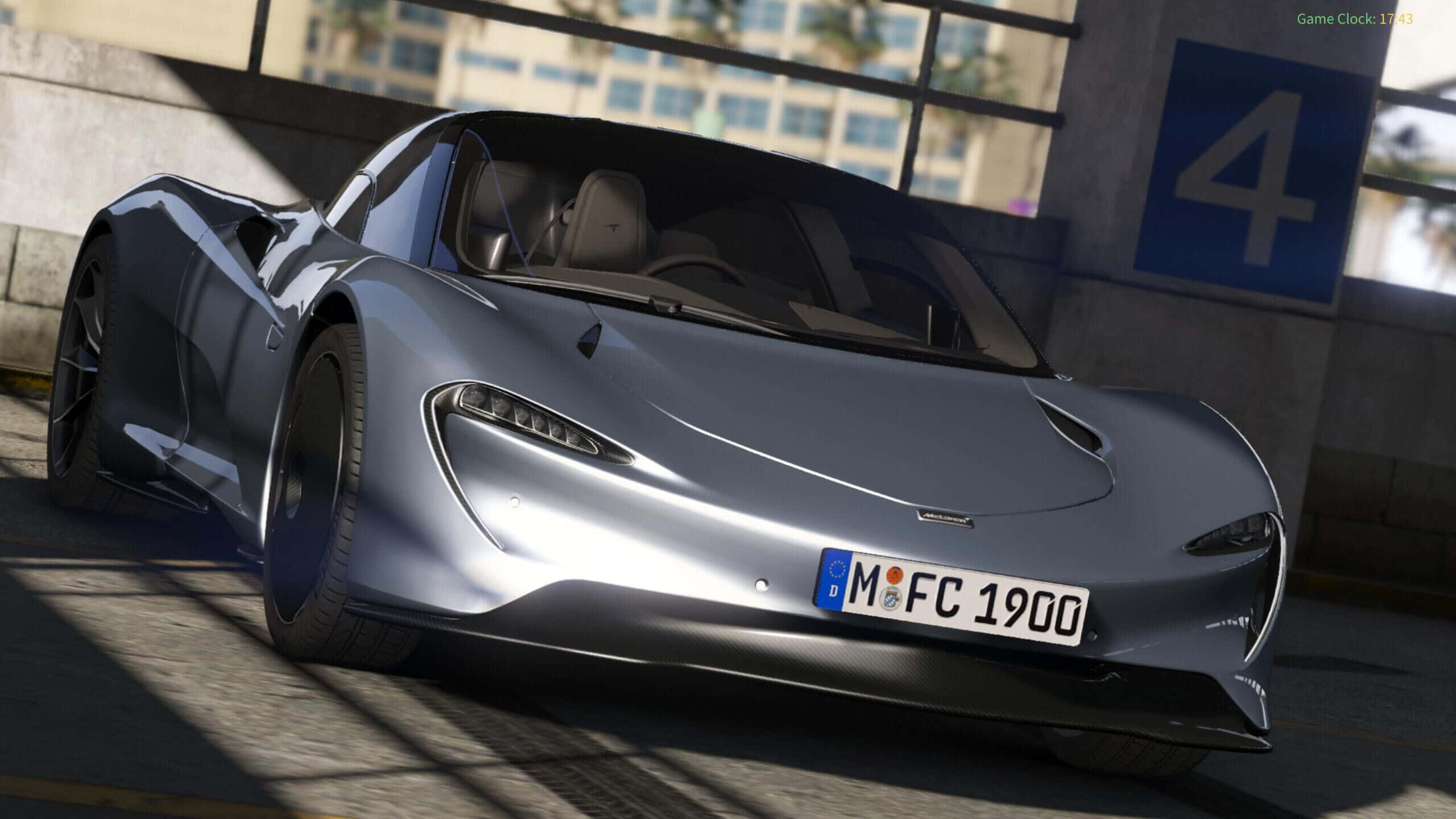 Mclaren Speedtail 桌布 壁紙 — 一輛時尚的銀色McLaren跑車停放在陽光普照的現代城市車庫中，帶有藍色數字標誌。