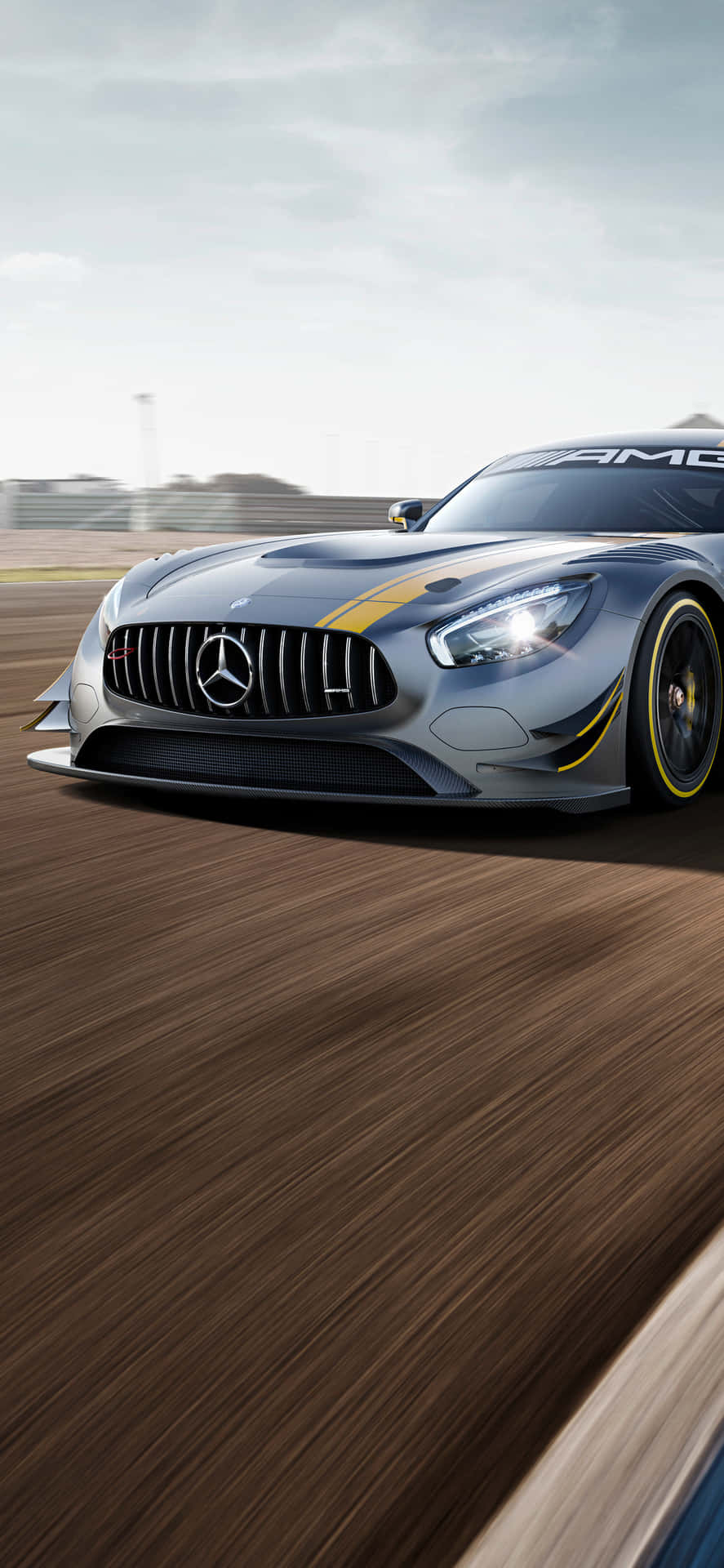 銀色Mercedes-AMG GT賽車在賽道上疾馳，帶有動態模糊效果。 — Amg Gt R 壁紙