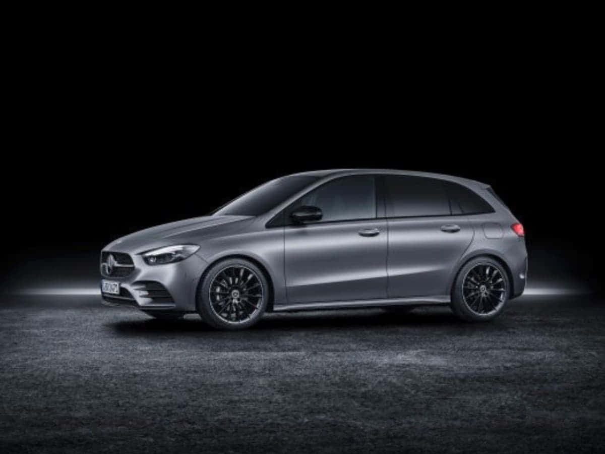 Mercedes Benz B-class 桌布 壁紙 — 一輛時尚的銀色 Mercedes-Benz A-Class 掀背車在黑色背景下，於戲劇性的攝影棚燈光中閃耀。