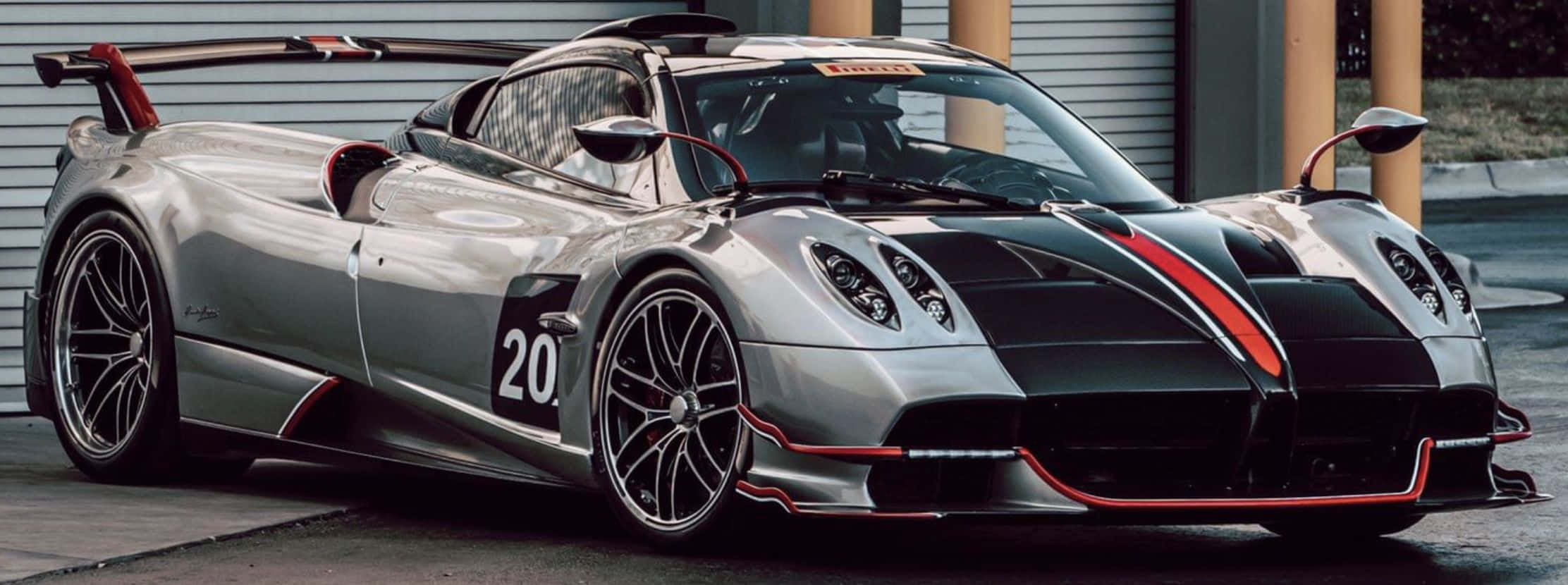 Pagani Zonda C12 Roadster 桌布 壁紙 — 一輛時尚的銀色帕加尼超級跑車，帶有黑色和紅色點綴及20號，停在混凝土表面上。