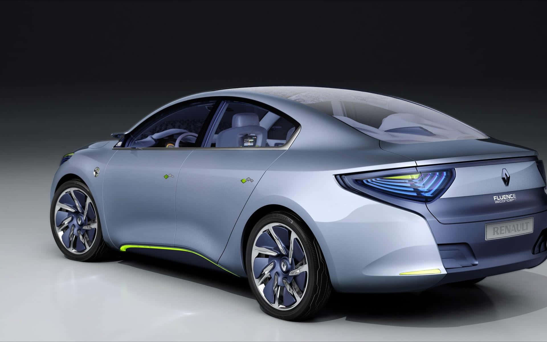 Renault Fluence 桌布 壁紙 — 在工作室燈光下，一輛時尚的銀色雷諾Fluence概念車，帶有發光的藍色尾燈和綠色點綴。