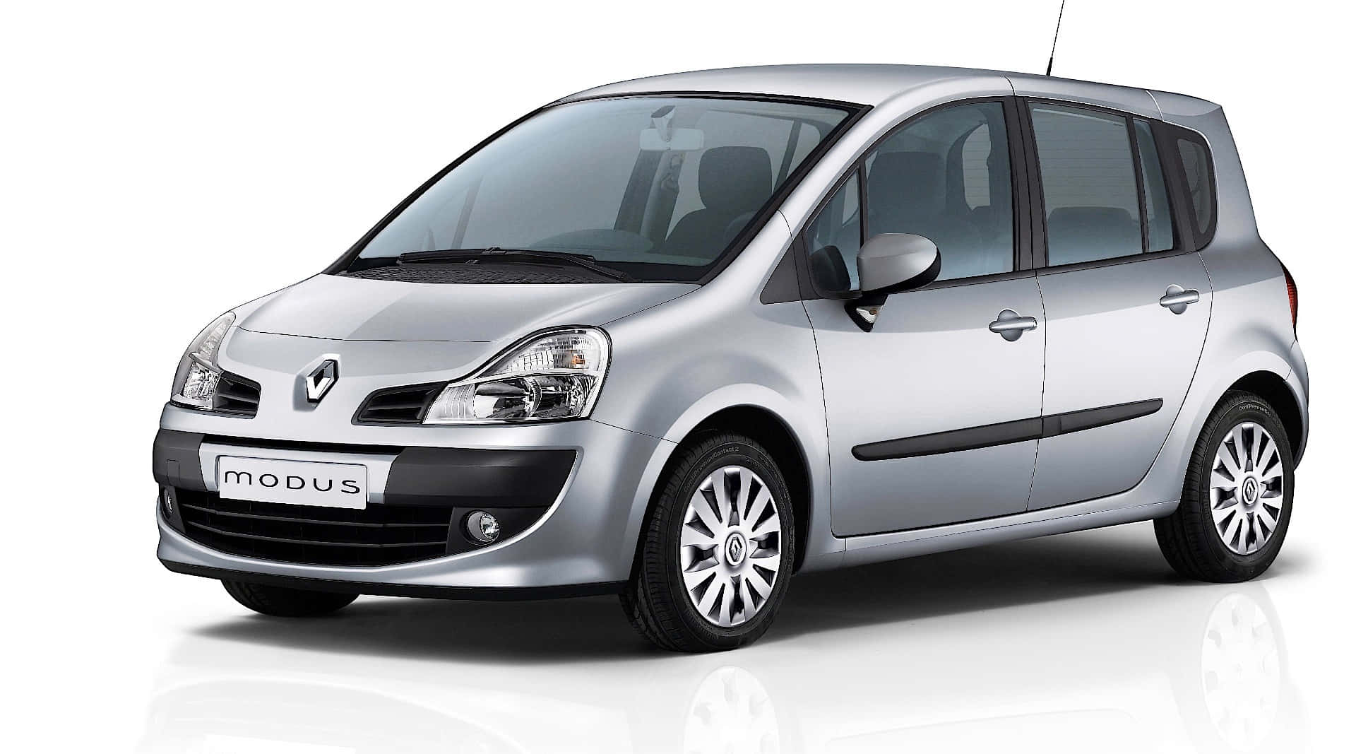 Renault Modus 桌布 壁紙 — 一輛時尚的銀色雷諾Modus緊湊型MPV，在攝影棚燈光下展示，配有反光白色地板。