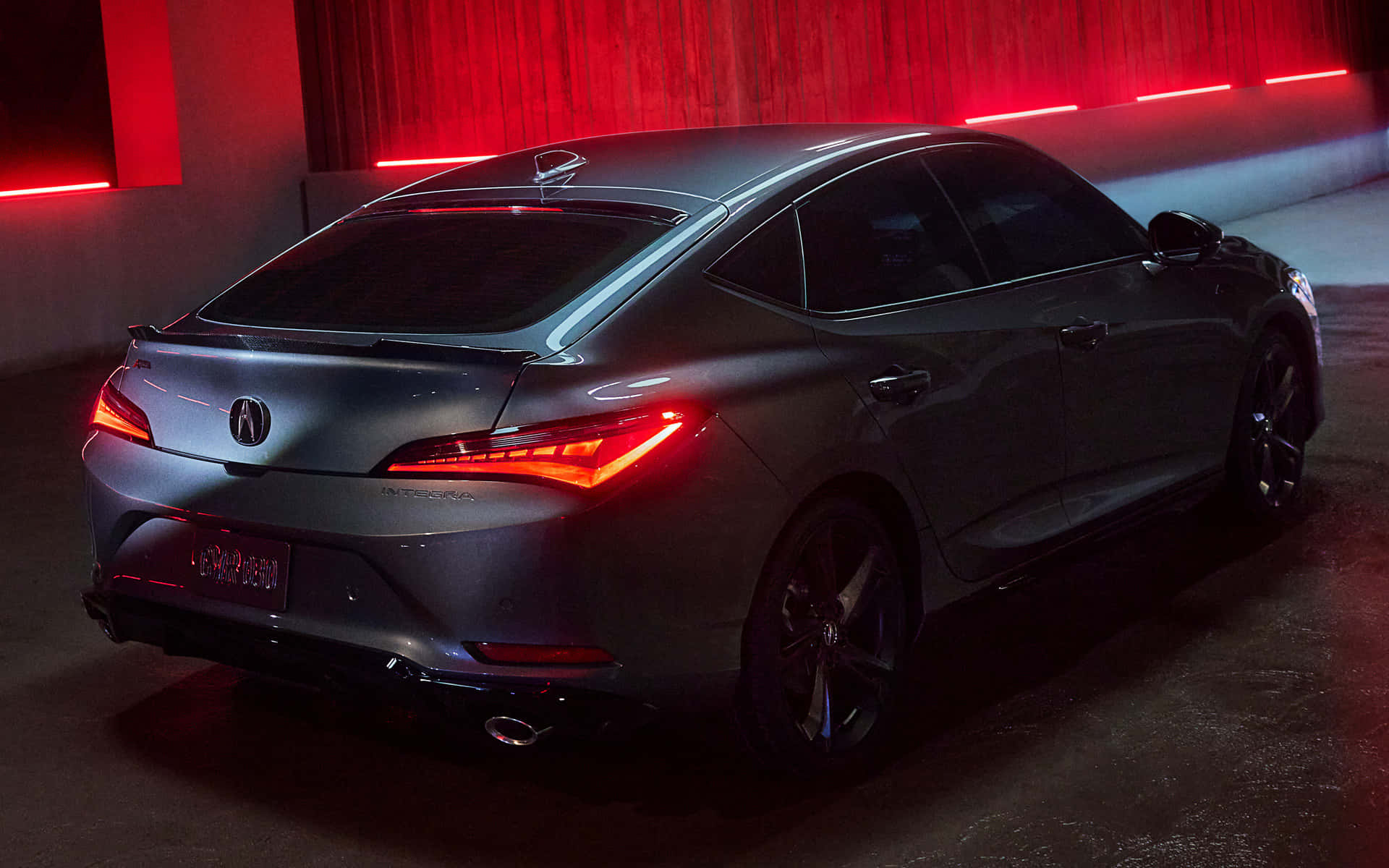 Acura Integra 桌布 壁紙 — 一輛時尚的銀色轎車，帶有發光的紅色尾燈，停在昏暗的車庫中，沐浴在紅色霓虹燈光下。