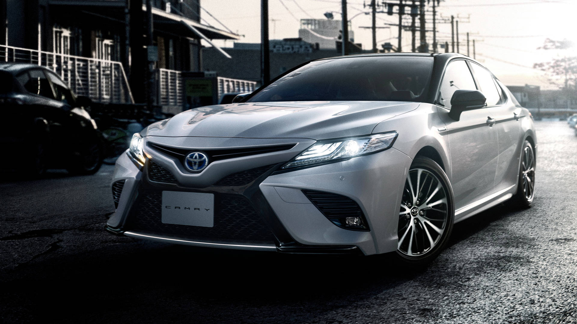 黎明時分，銀色豐田Camry轎車停在濕漉漉的城市街道上。 — Toyota Supra 壁紙