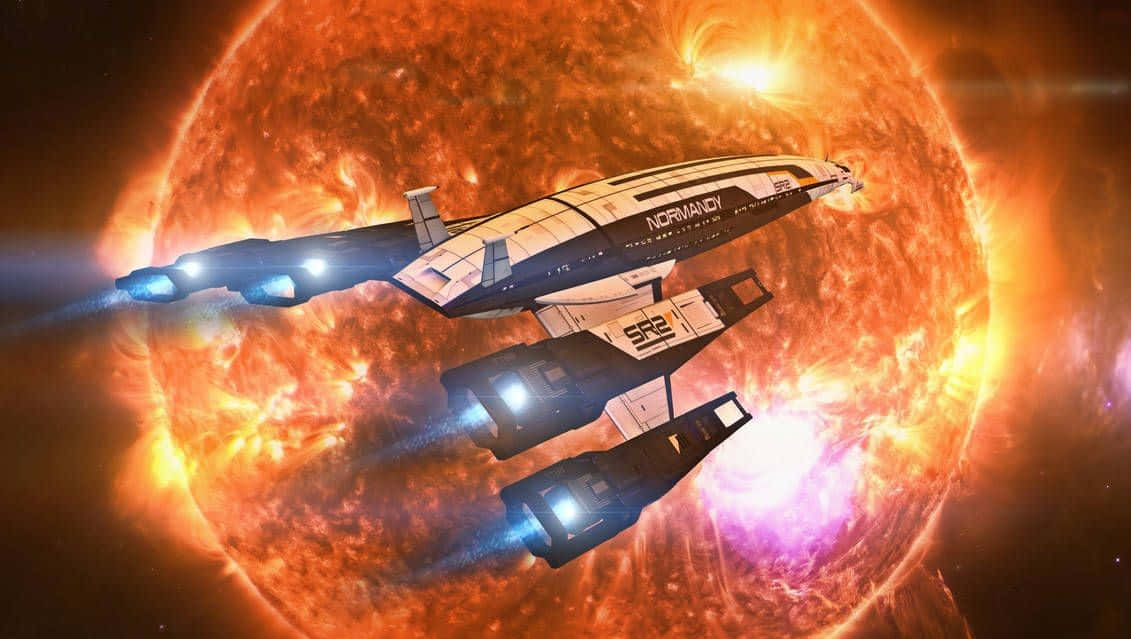 Normandy Sr-2 桌布 壁紙 — 一艘時尚的太空船，帶有發光的藍色引擎，飛過一個巨大的熾熱橙色太陽，伴隨著旋轉的太陽耀斑。