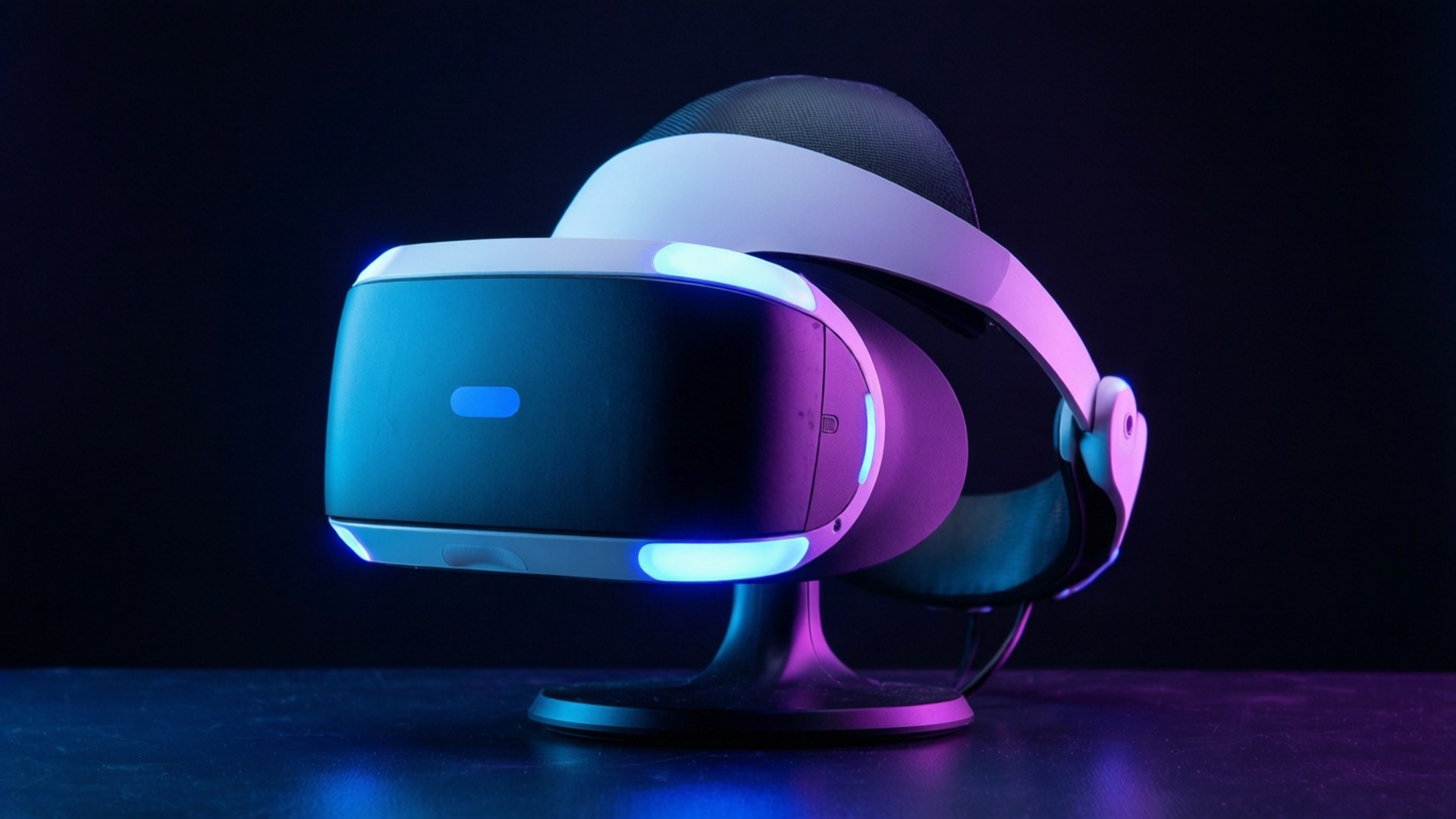PS VR Neon 壁紙 — 一款時尚的VR頭戴式顯示器在黑暗背景下發出藍色和紫色的光芒。