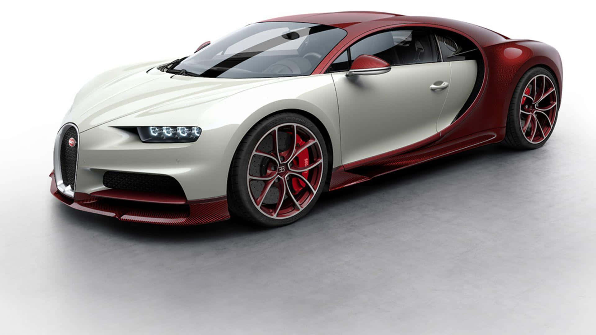 Bugatti Chiron 桌布 壁紙 — 一輛時尚的白色和紅色Bugatti Chiron跑車，帶有發光頭燈和碳纖維飾件，位於灰色工作室地板上。