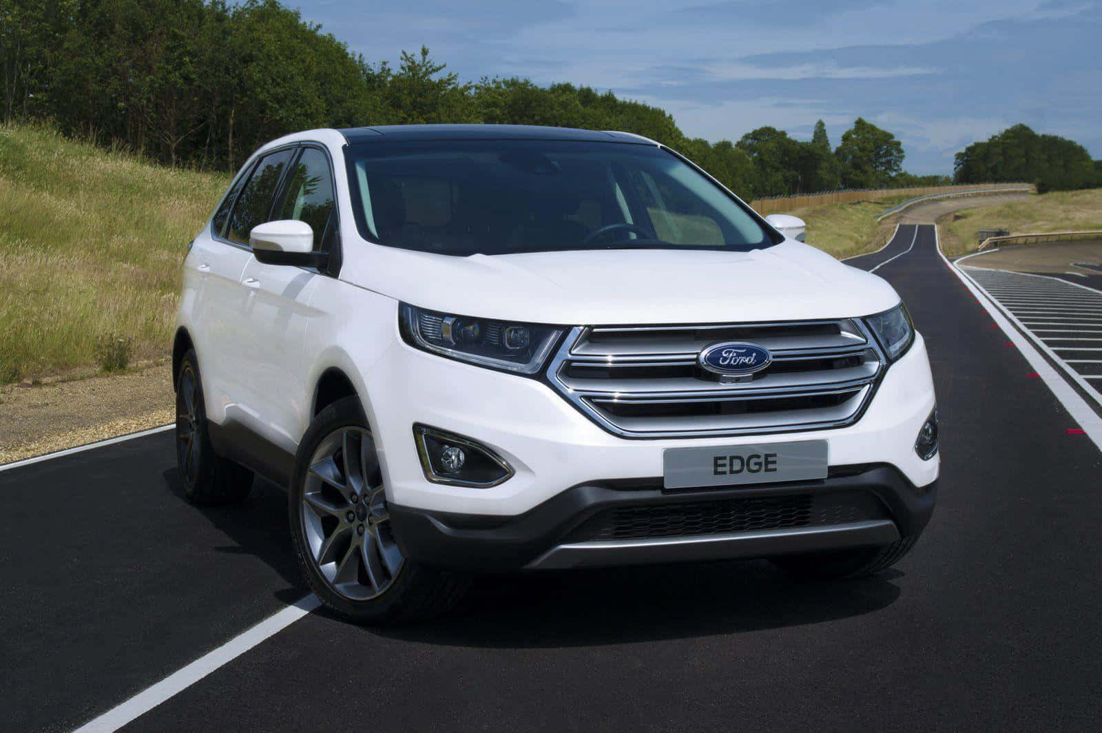Ford Edge 桌布 壁紙 — 一輛時尚的白色福特Edge SUV在晴朗藍天下自信地行駛在蜿蜒的鄉村道路上。