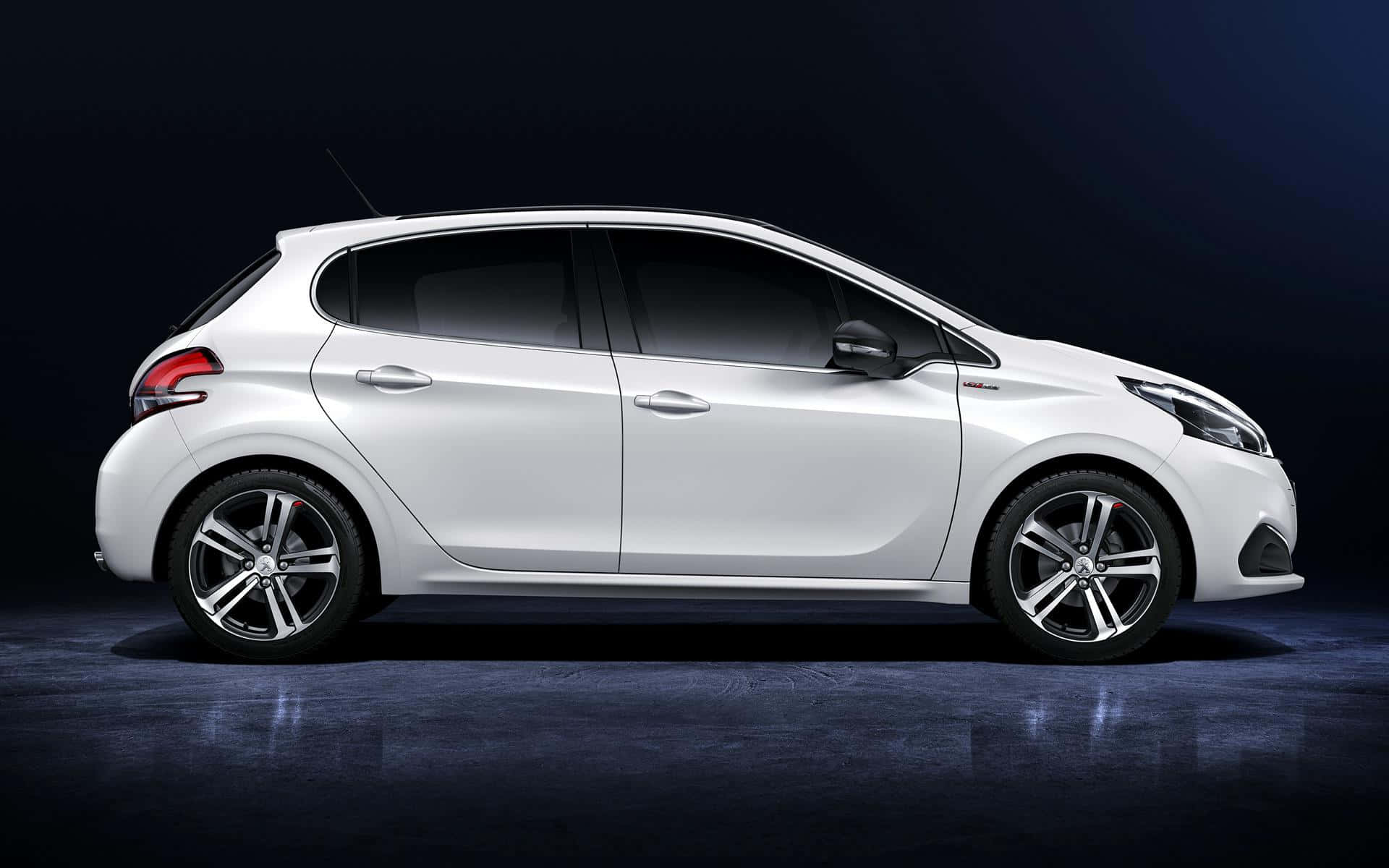 Peugeot 208 桌布 壁紙 — 一輛時尚的白色掀背車在黑暗的攝影棚背景下以側面輪廓展示，帶有戲劇性的燈光。