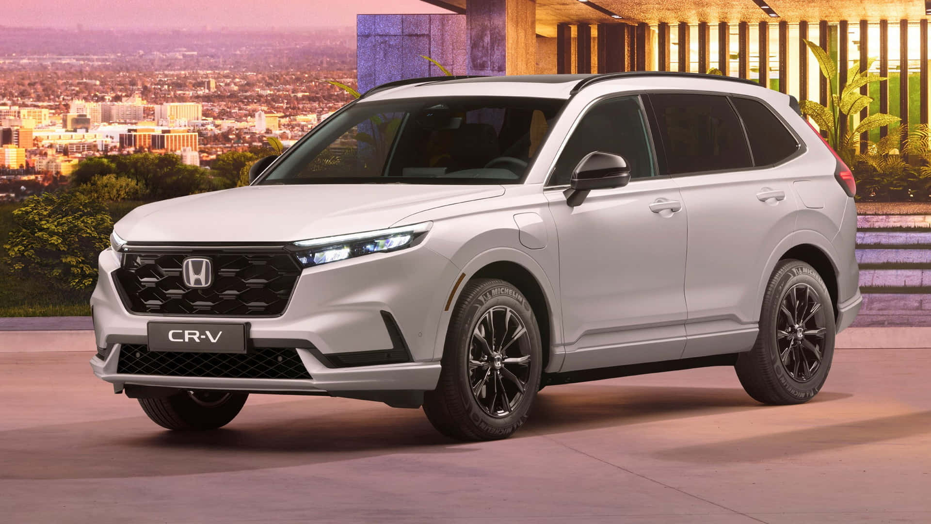 Honda Cr-v 桌布 壁紙 — 一架時尚的白色本田 CR-V SUV 停放在現代化的屋頂上，背後是廣闊的城市景觀，在金色的夕陽中閃耀。