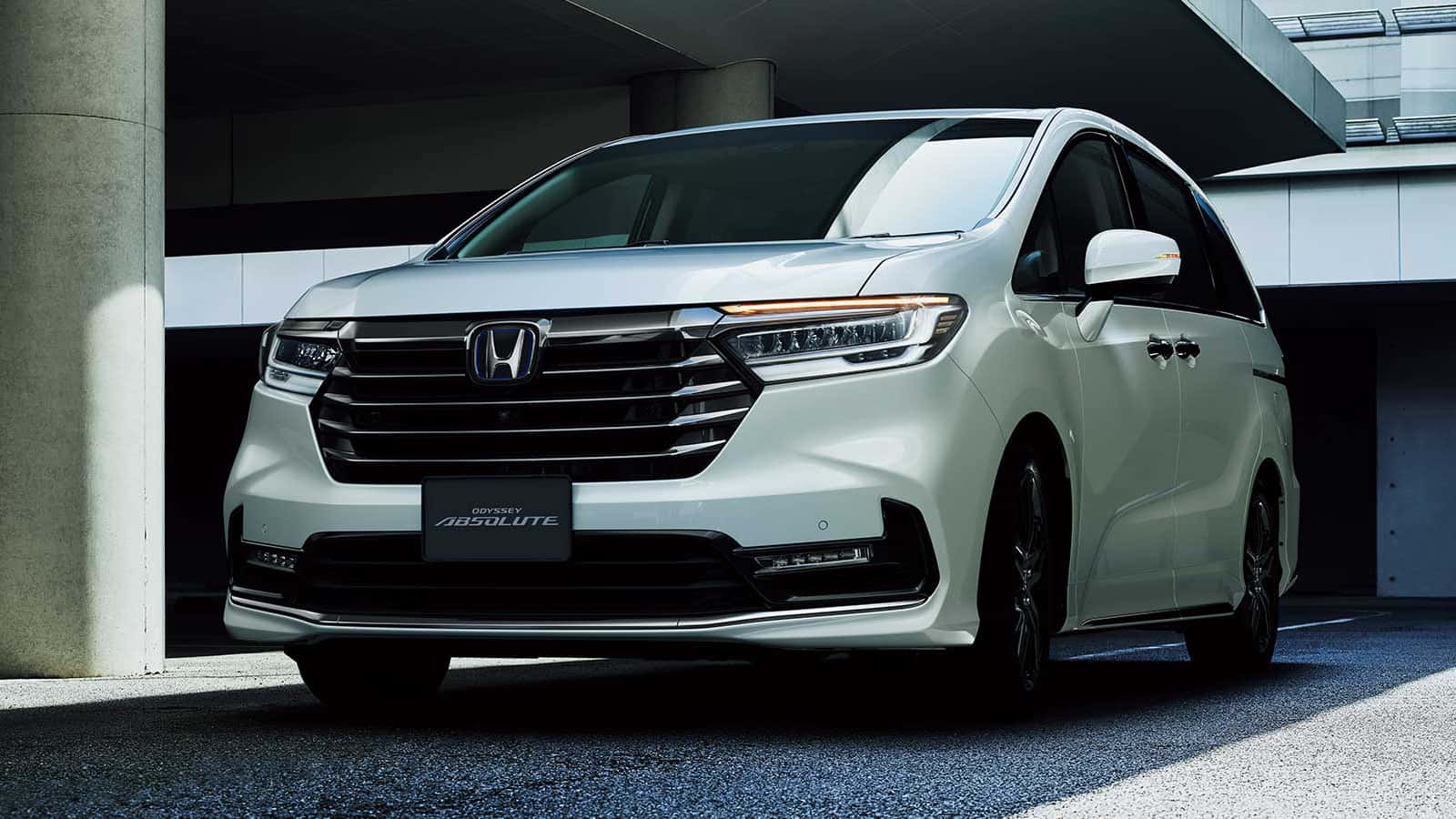 Honda Odyssey 桌布 壁紙 — 一輛時尚的白色本田Odyssey Absolute小型貨車停放在現代混凝土結構下，帶有銳利的陰影。