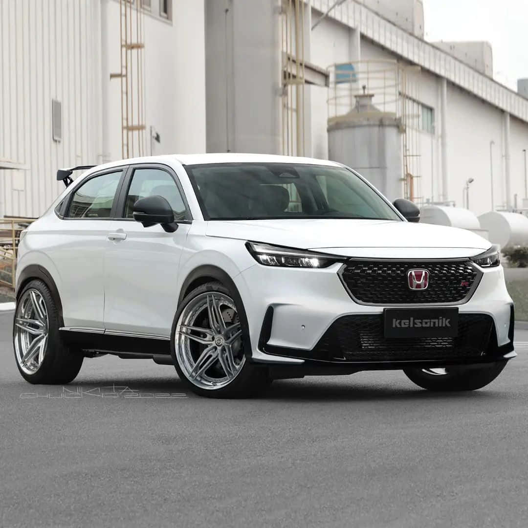 Honda Hr-v 桌布 壁紙 — 一輛時尚的白色本田SUV，配備定制輪圈和後擾流板，停在工業建築前。
