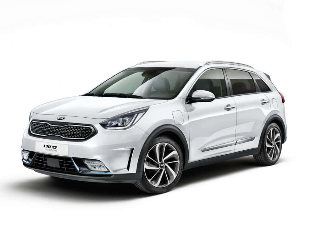 Kia Niro 桌布 壁紙 — 一輛時尚的白色Kia Niro Plug-in Hybrid SUV，在攝影棚燈光下展示，線條簡潔，配備現代合金輪圈。