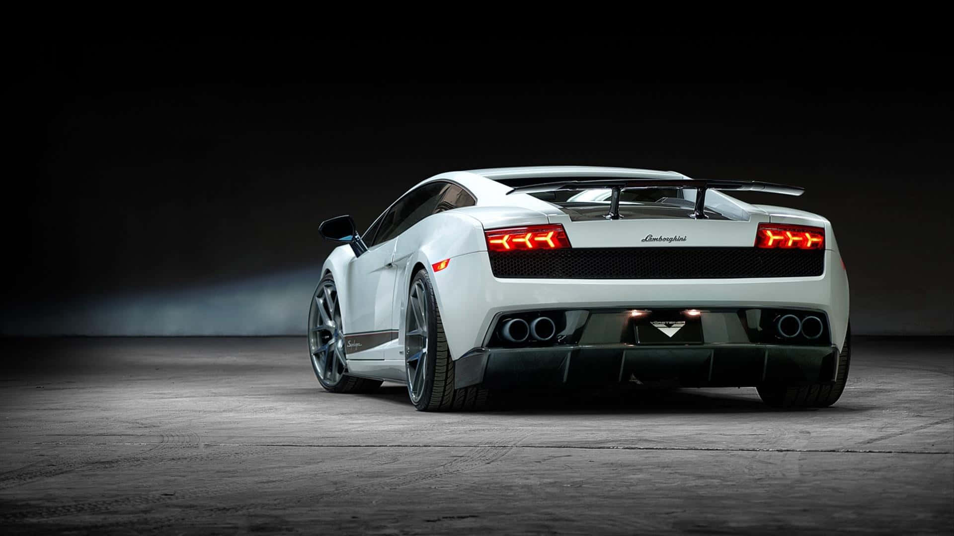 Lamborghini Murciélago 桌布 壁紙 — 一輛白色藍寶堅尼Gallardo的優雅車尾視圖，紅色尾燈在黑暗的攝影棚背景下發光。