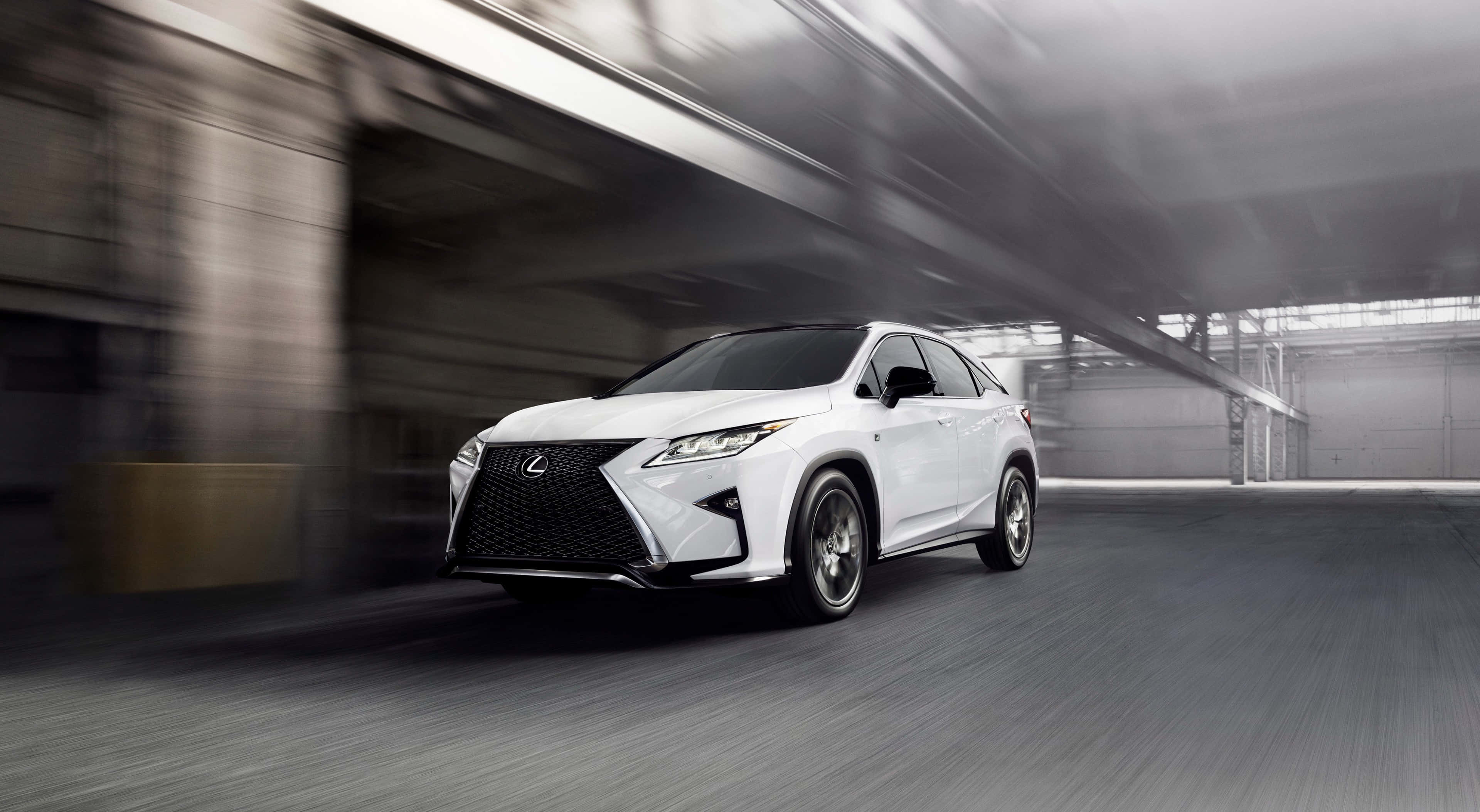 Lexus Rx 桌布 壁紙 — 一輛時尚的白色Lexus SUV在動態模糊的工業車庫中疾馳，伴隨著戲劇性的燈光。