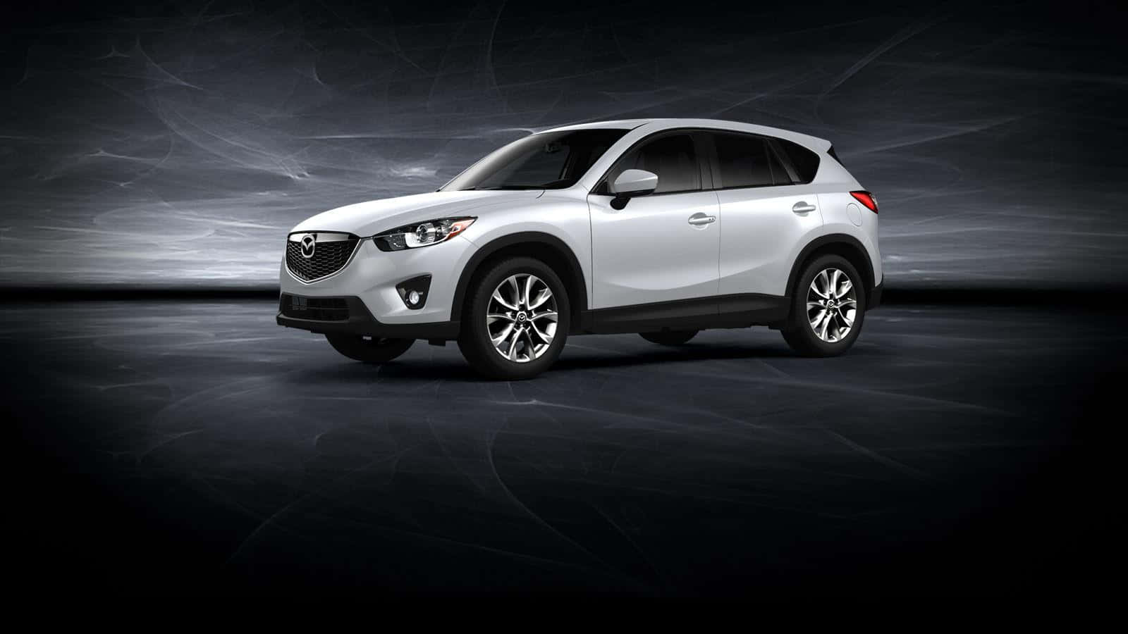 Mazda Cx-5 桌布 壁紙 — 一輛時尚的白色Mazda CX-5 SUV在戲劇性的工作室環境中展示，背景為深色漩渦狀，光線聚焦。