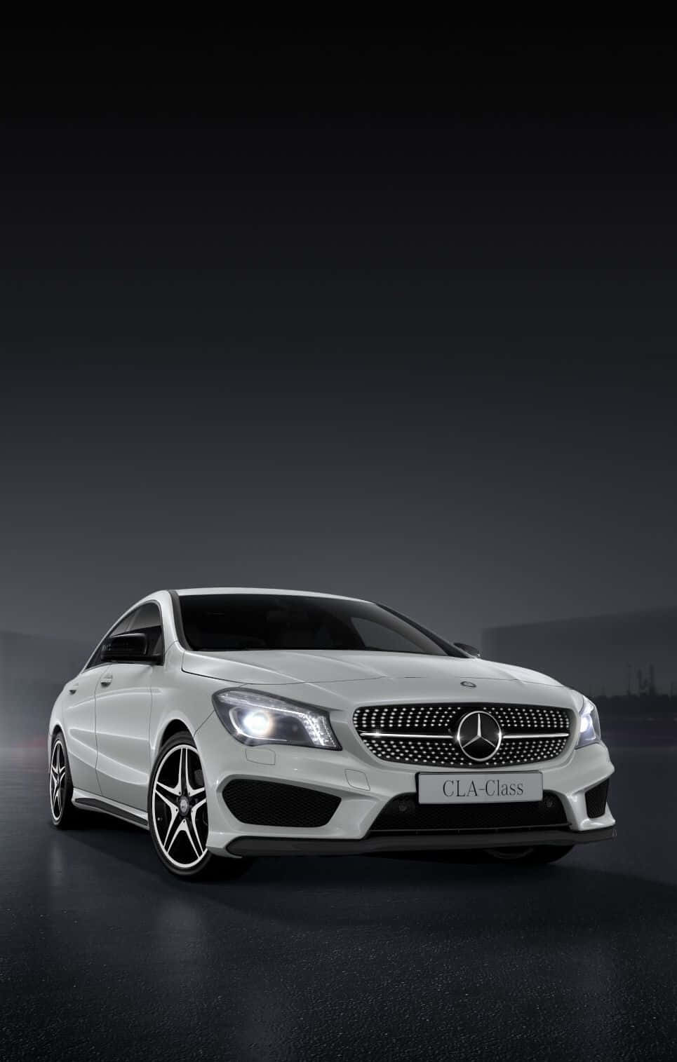 Mercedes Benz Cla-class 桌布 壁紙 — 一輛時尚的白色賓士CLA-Class轎跑車在攝影棚燈光下，在深色漸變背景上閃閃發光。