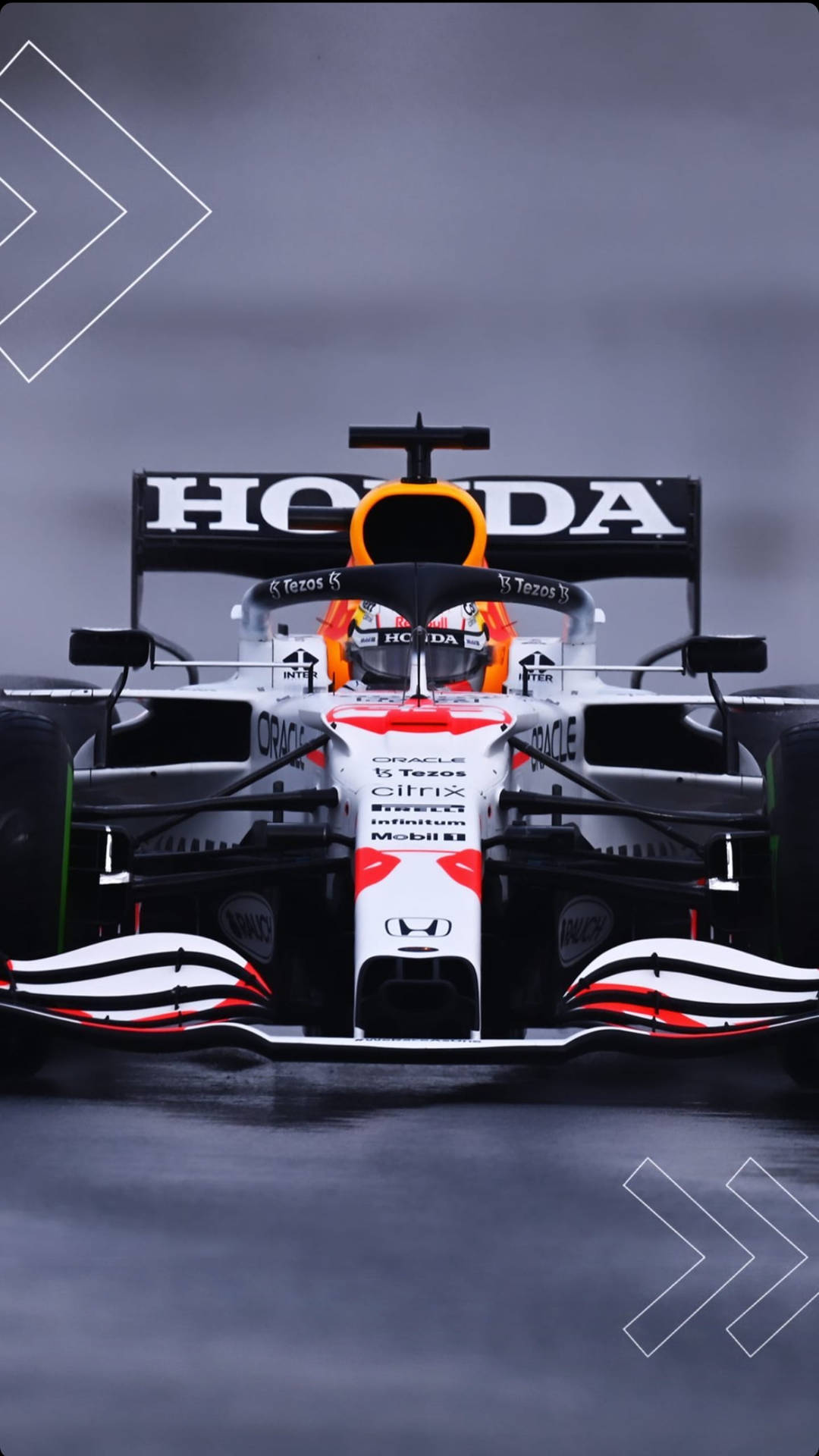 一級方程式賽車在暴風雨天空下於潮濕賽道上疾馳 — F1 iPhone 壁紙 壁紙