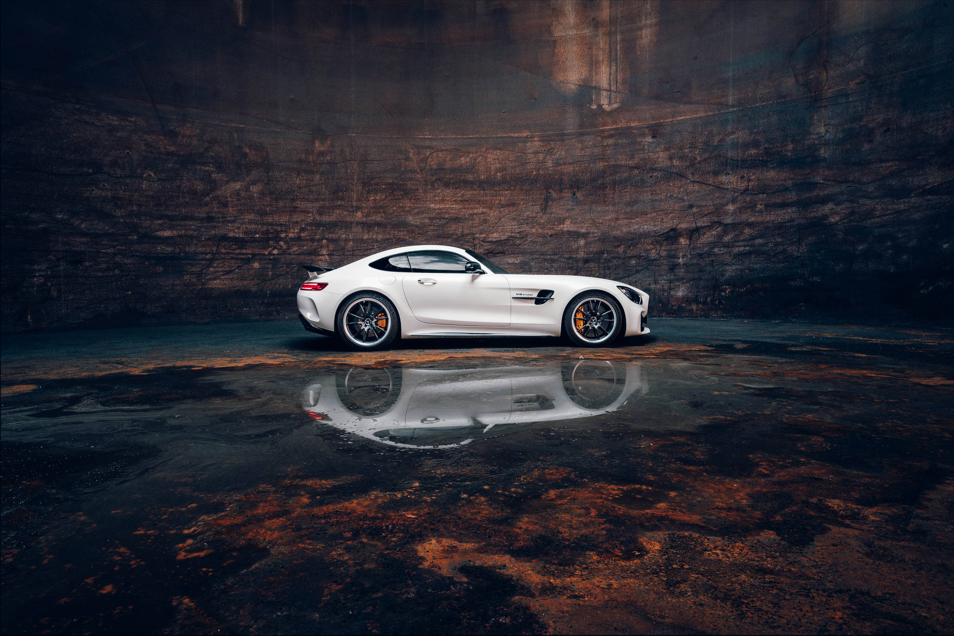 白色跑車倒映在石牆空間的濕混凝土上。 — Amg Gt R 壁紙