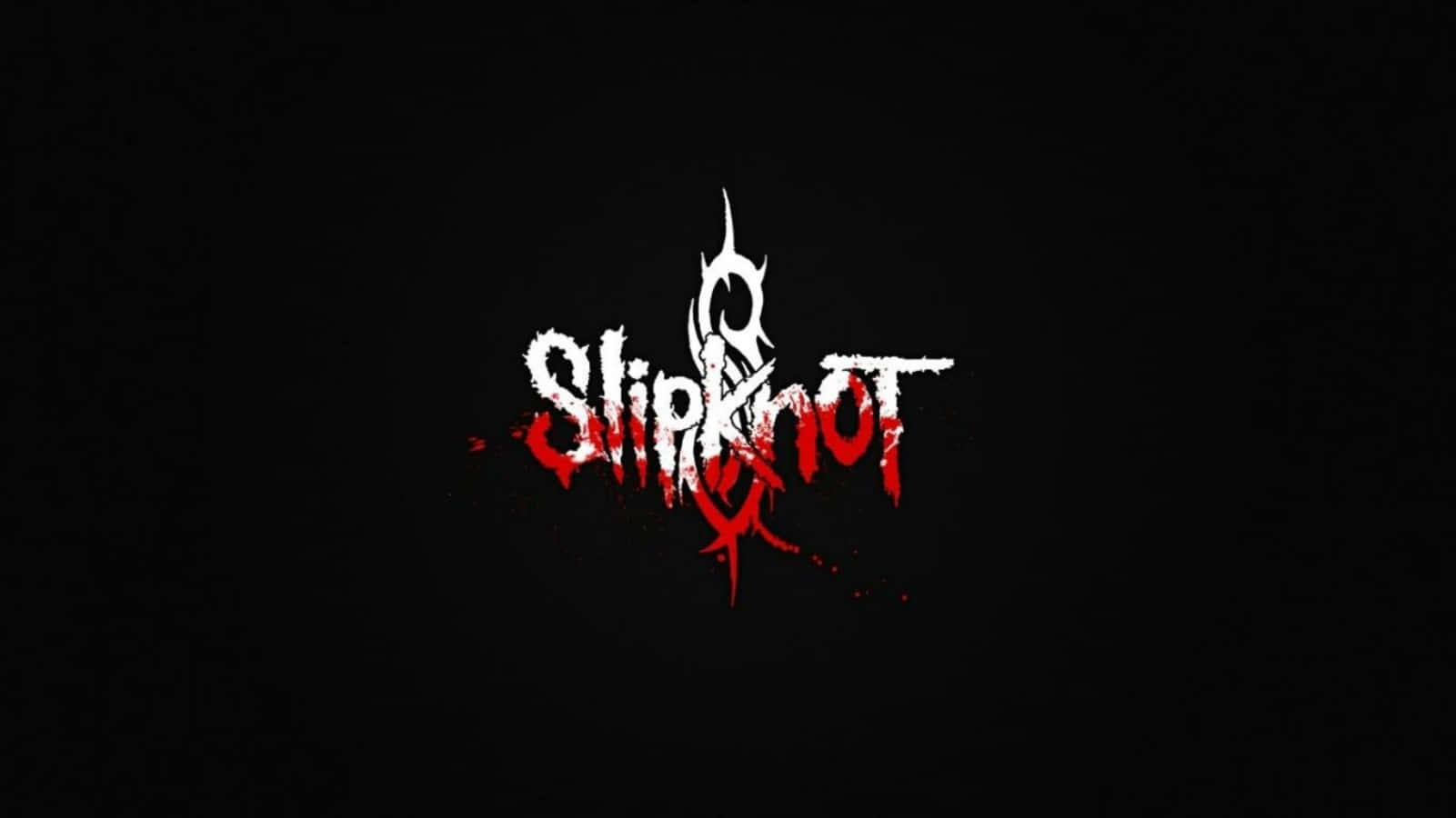 Slipknot 桌布 壁紙 — Slipknot 樂隊標誌以鋸齒狀白色和紅色飛濺字體居中顯示在純黑色背景上。
