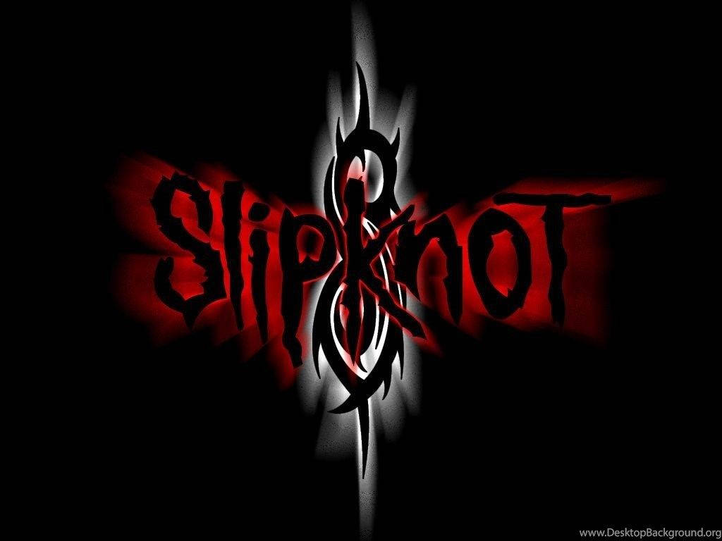 Slipknot 桌布 壁紙 — Slipknot 樂隊標誌在漆黑背景上閃耀著火紅和亮白的光芒。