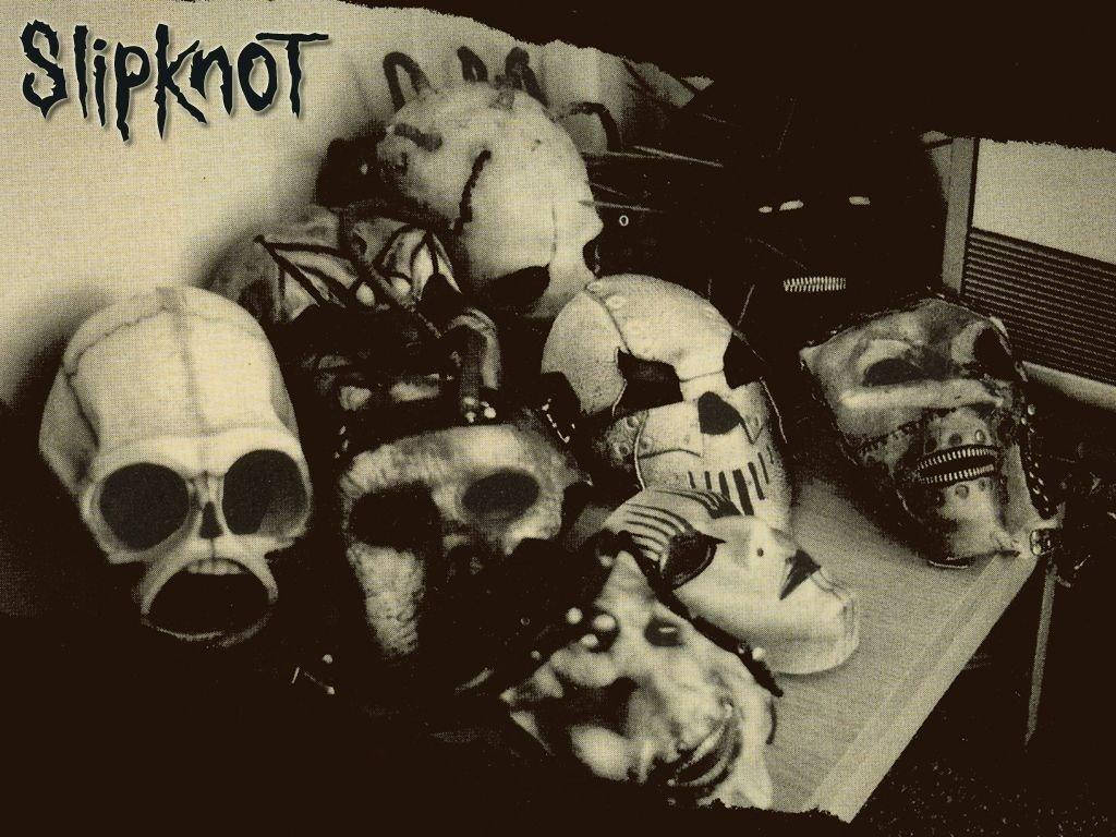 Slipknot 桌布 壁紙 — Slipknot 標誌性的怪誕面具堆疊在一起的黑白照片。