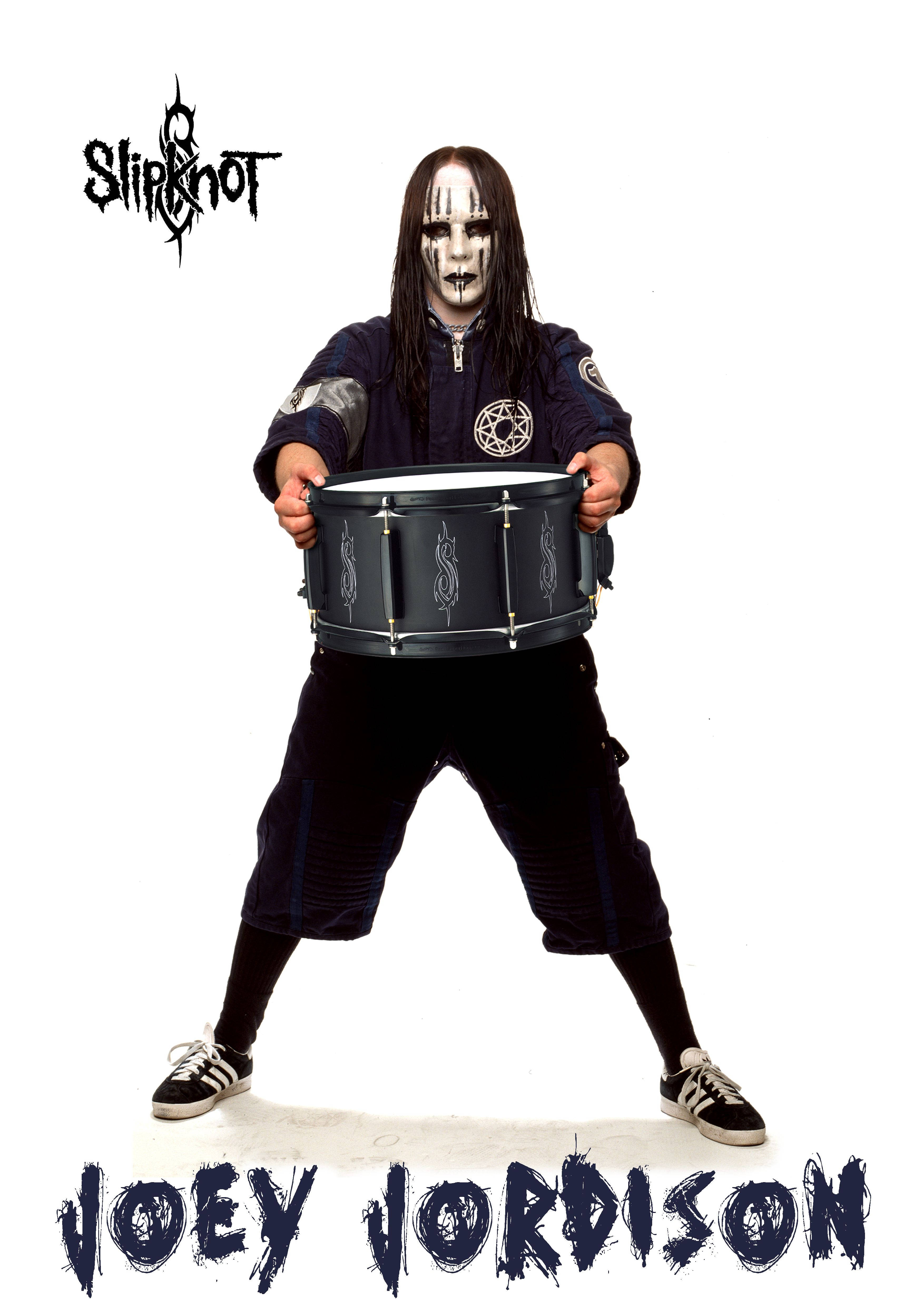 Joey Jordison 桌布 壁紙 — Slipknot 的 Joey Jordison 以寬闊的姿勢站立，手持黑色鼓，臉上塗有白色顏料，長長的深色頭髮，背景是純白色。