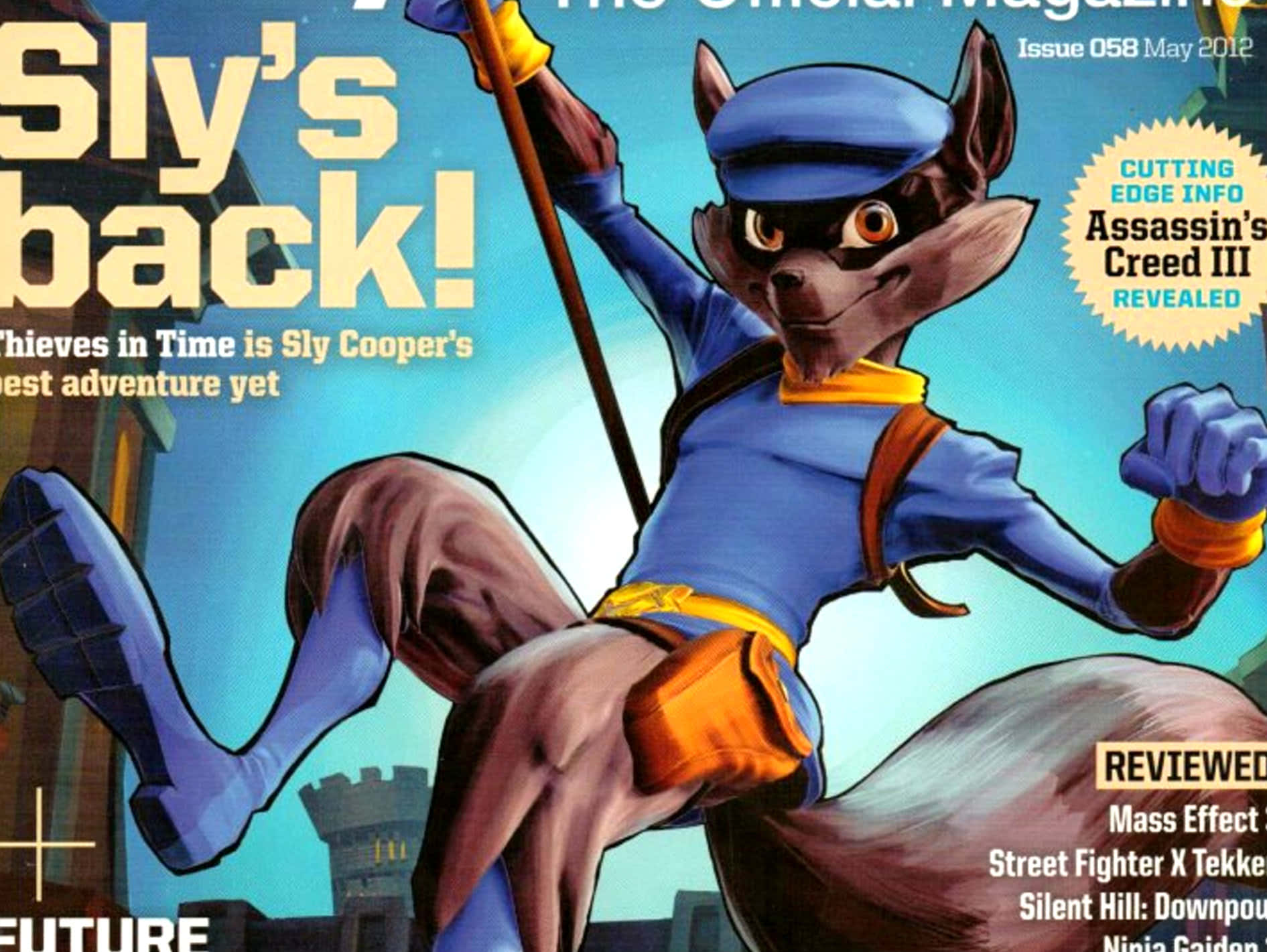 raccoon 桌布 壁紙 — Sly Cooper 狐狸穿著藍色服裝和帽子，在明亮的藍天下動態跳躍，帶有雜誌文字疊加。