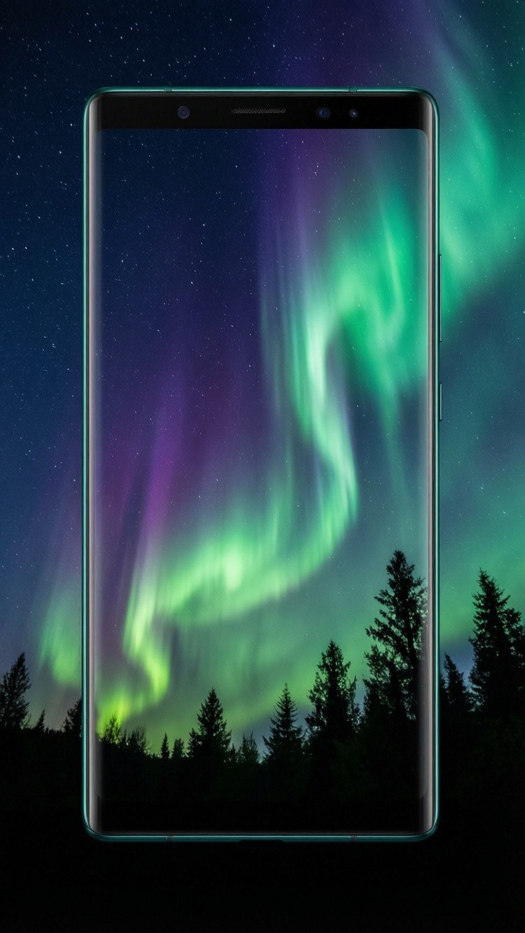 Aurora Note 10 壁紙 — 智慧型手機顯示出鮮豔的北極光，綠色和紫色的帶子在黑暗的松樹林上空舞動，背景是繁星點點的夜空。