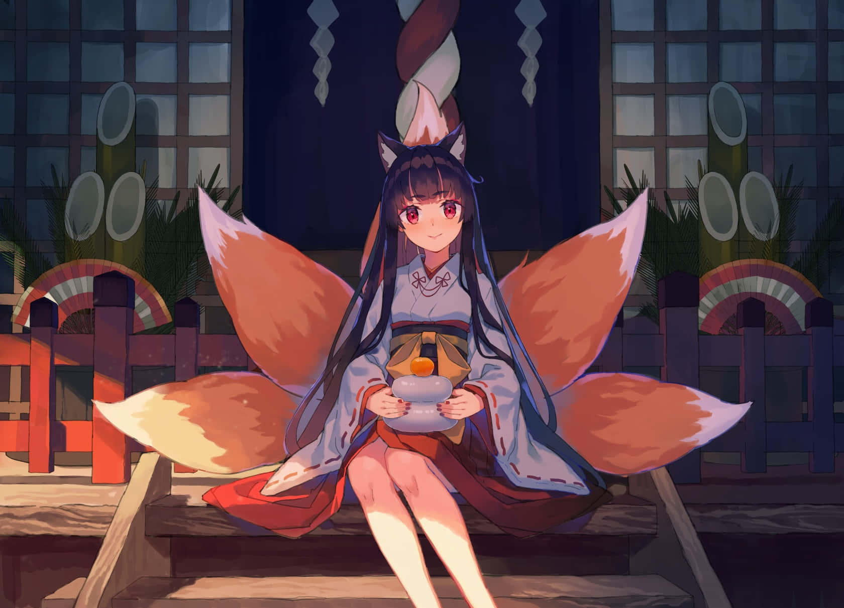  壁紙 — 一個微笑的動漫九尾狐女孩坐在木階梯上，在夜晚的神社中拿著一個發光的球體。