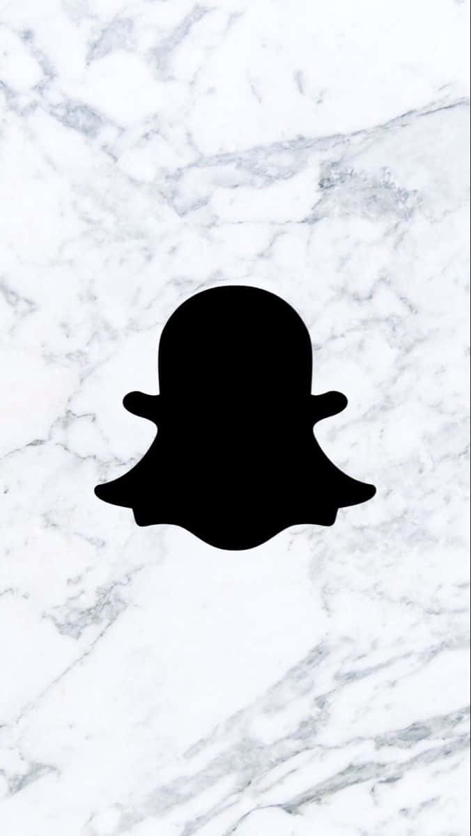  壁紙 — 一個大膽的黑色Snapchat鬼魂標誌，居中於白色和灰色大理石背景上。