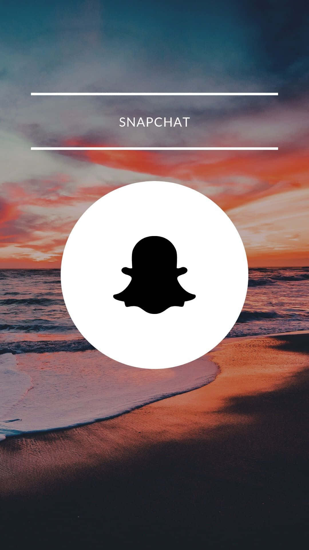 Snapchat 桌布 壁紙 — Snapchat 標誌置中於充滿活力的日落海灘，帶有橙色海浪和多雲的天空。