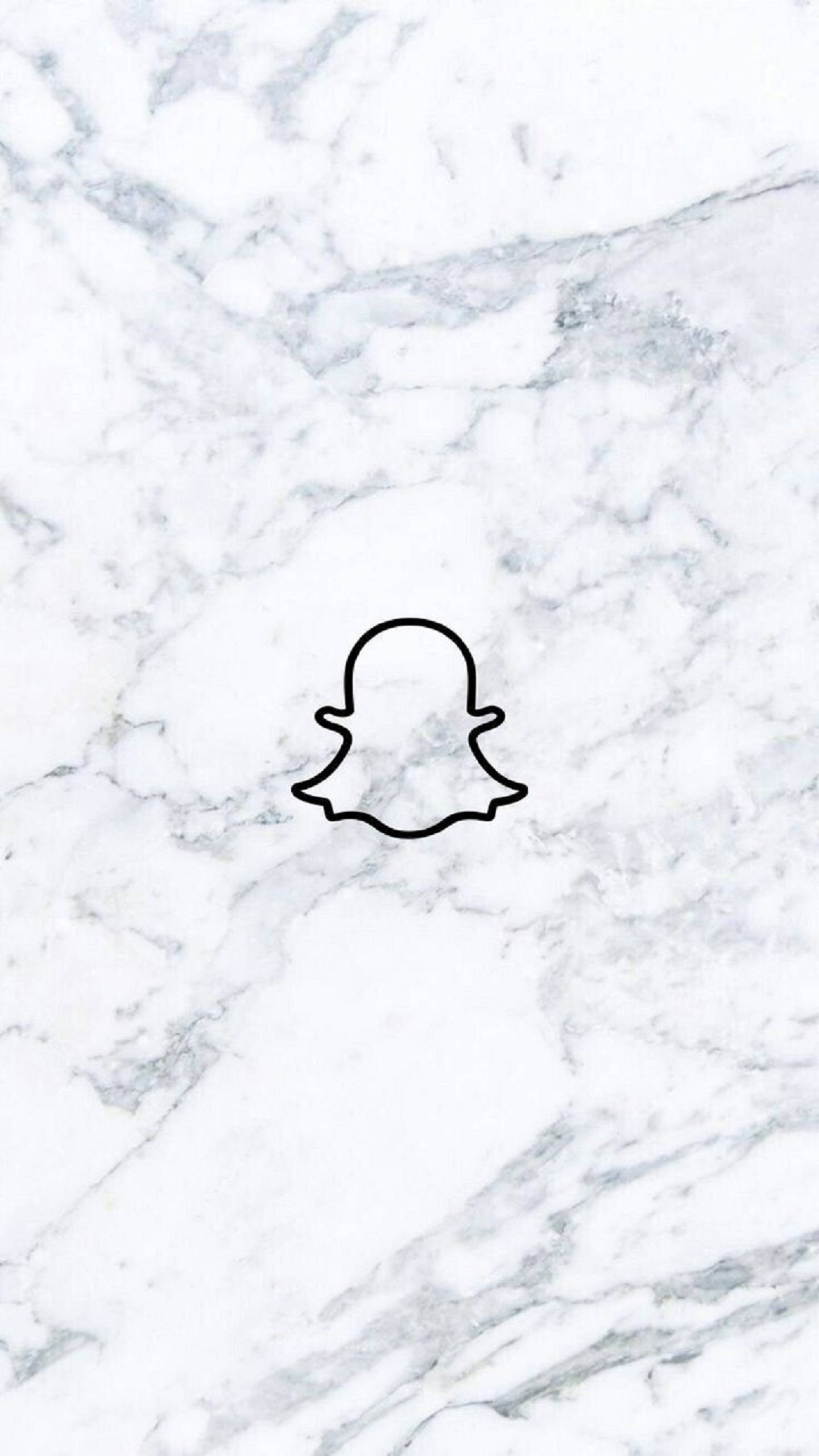 Snapchat 桌布 壁紙 — Snapchat 鬼魂標誌的極簡黑色輪廓，居中於白色和灰色大理石背景上。