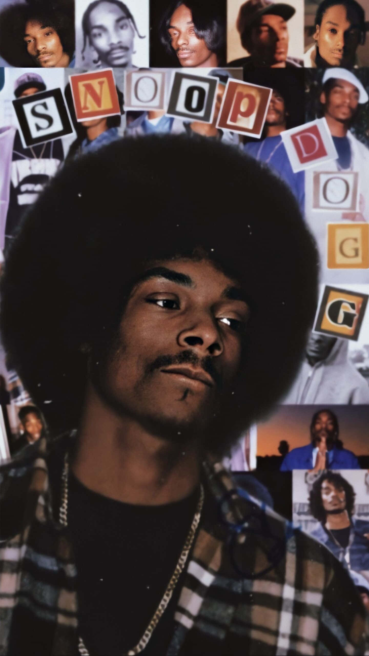 Young Snoop Dogg 桌布 壁紙 — Snoop Dogg 帶著大爆炸頭和格紋襯衫，在自己的照片和名字字母拼貼背景前，專注地凝視。