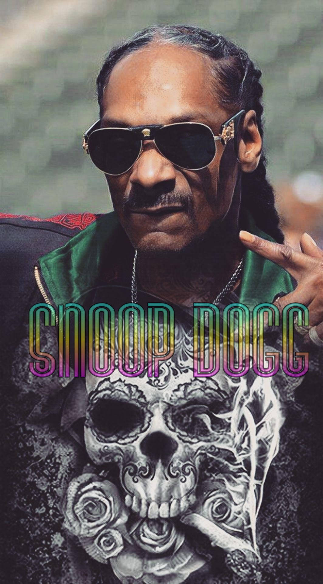 Snoop 桌布 壁紙 — Snoop Dogg 戴著太陽眼鏡，身穿骷髏玫瑰紋身圖案襯衫，做出手勢。