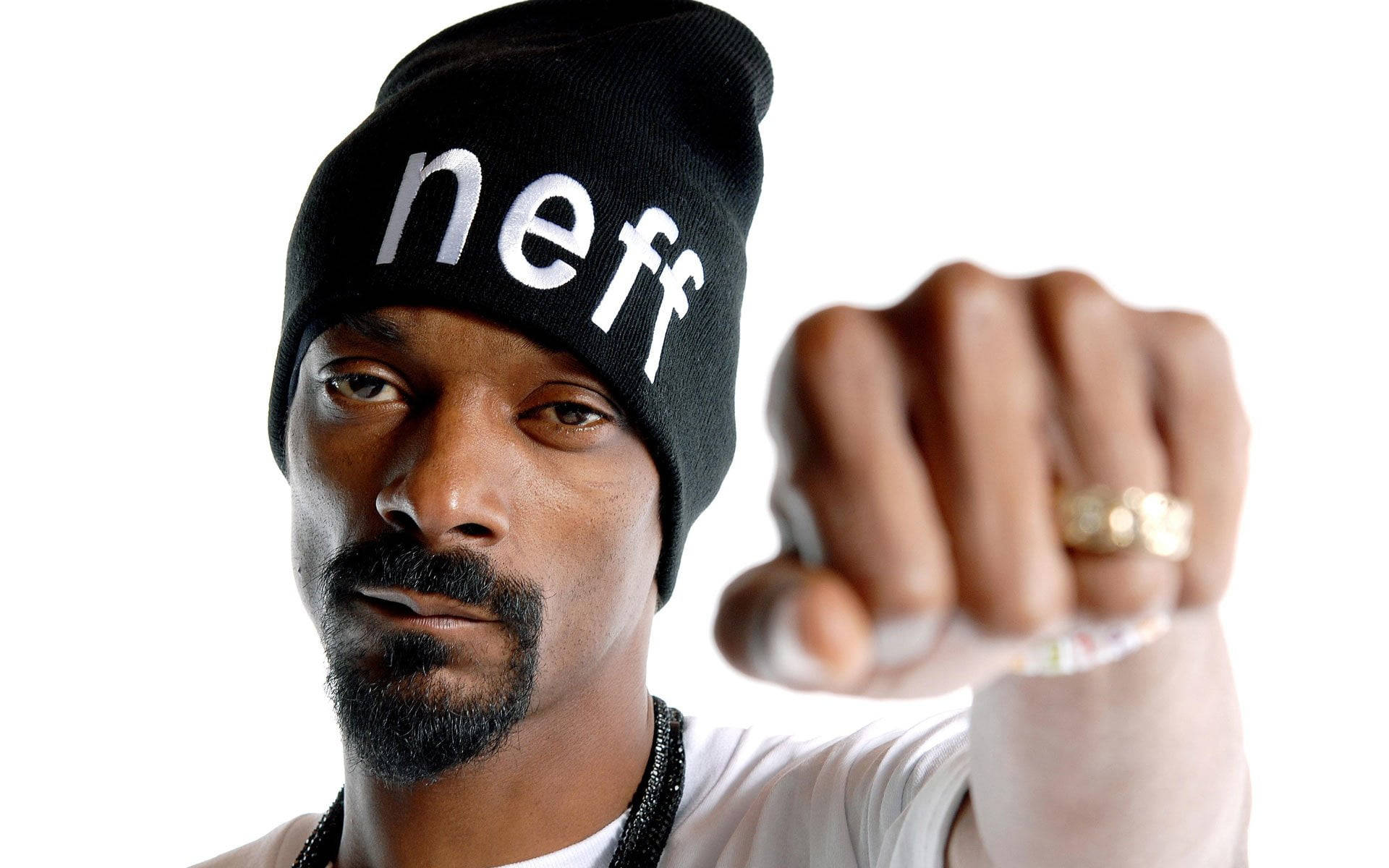 Snoop 桌布 壁紙 — Snoop Dogg 戴著黑色 'neff' 毛帽，在純白背景前直接指向觀眾。