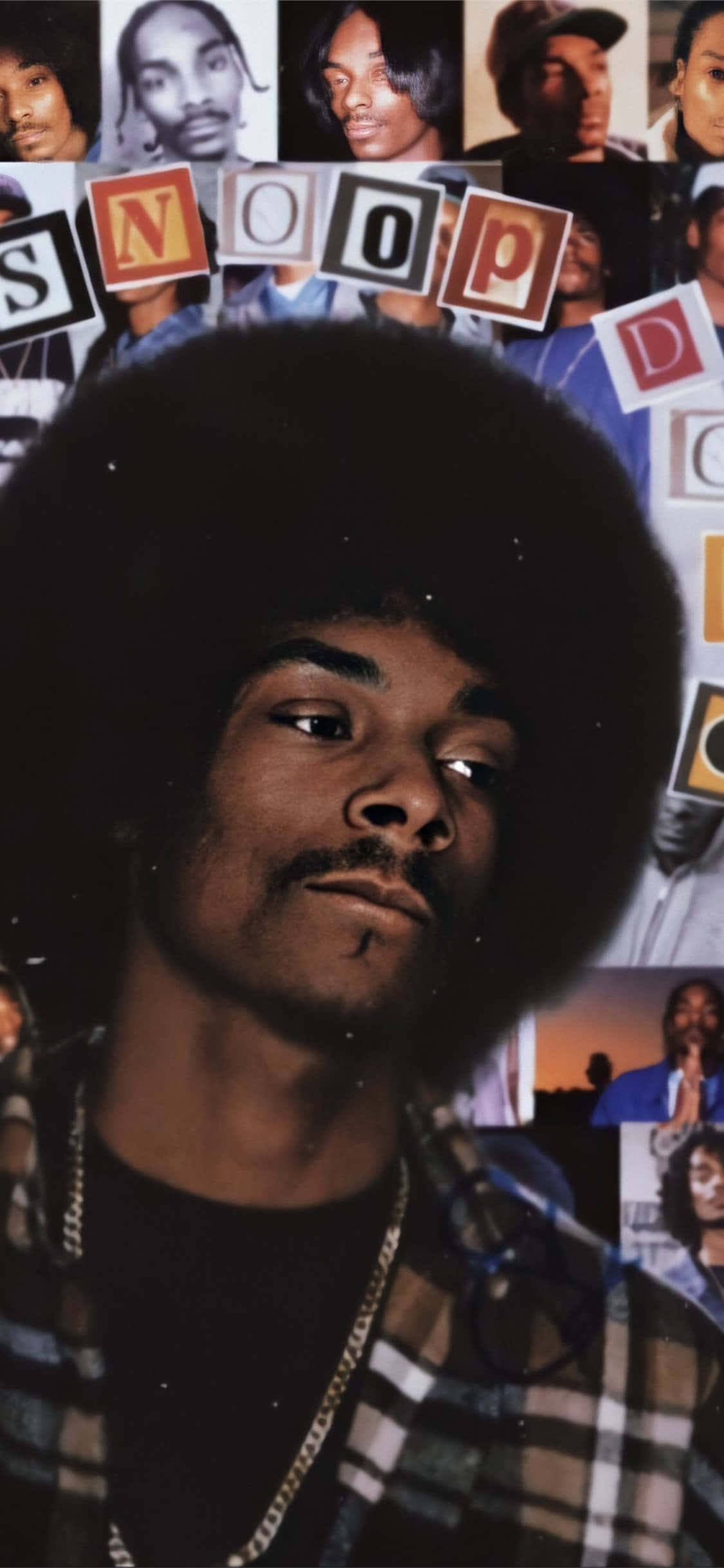 桌布 壁紙 — Snoop Dogg 的特寫肖像，他有個大爆炸頭，穿著格紋襯衫和鏈條項鍊，背景是拼貼風格。