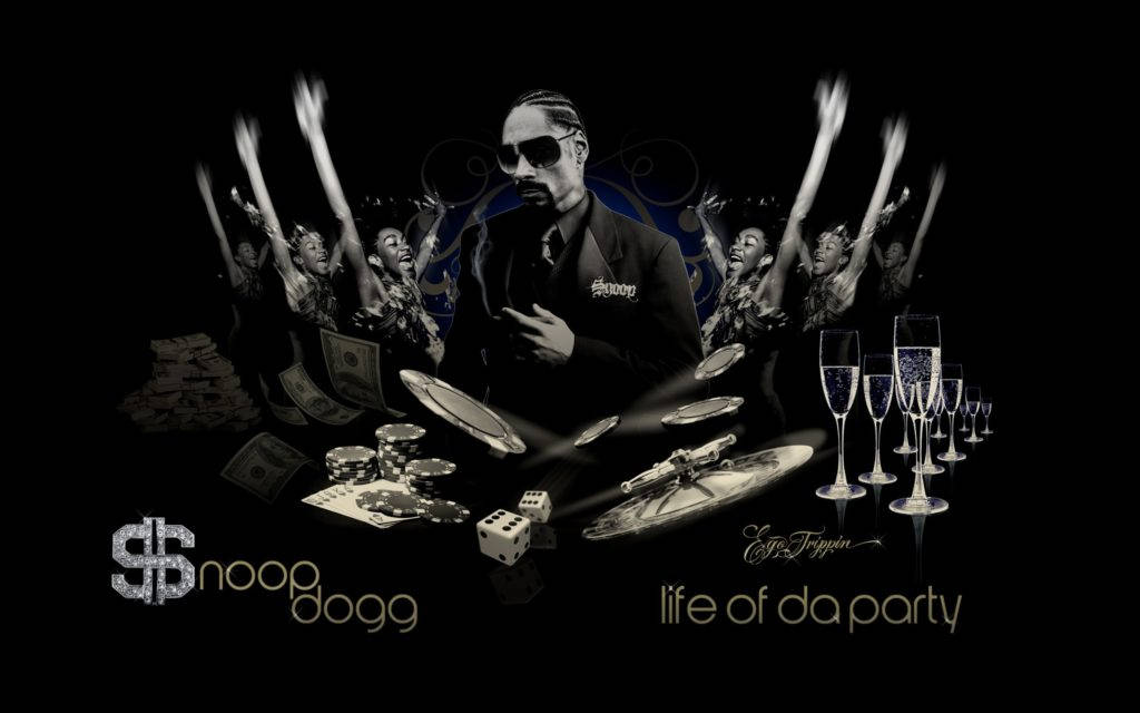 Snoop 桌布 壁紙 — Snoop Dogg 身穿西裝和太陽眼鏡，站在漂浮的鈔票、籌碼、骰子和香檳杯之間，派對參與者在黑色背景下舉臂慶祝。