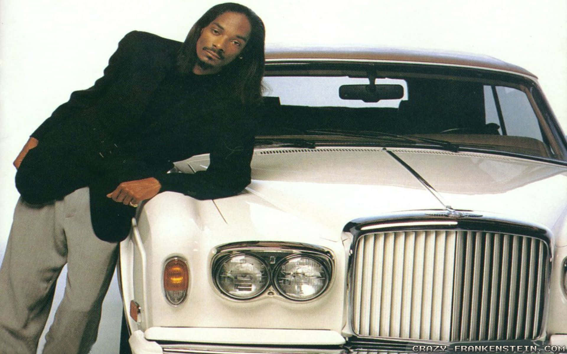 Young Snoop Dogg 桌布 壁紙 — Snoop Dogg 隨意地靠在經典白色賓利的引擎蓋上，帶有鍍鉻格柵和圓形頭燈。