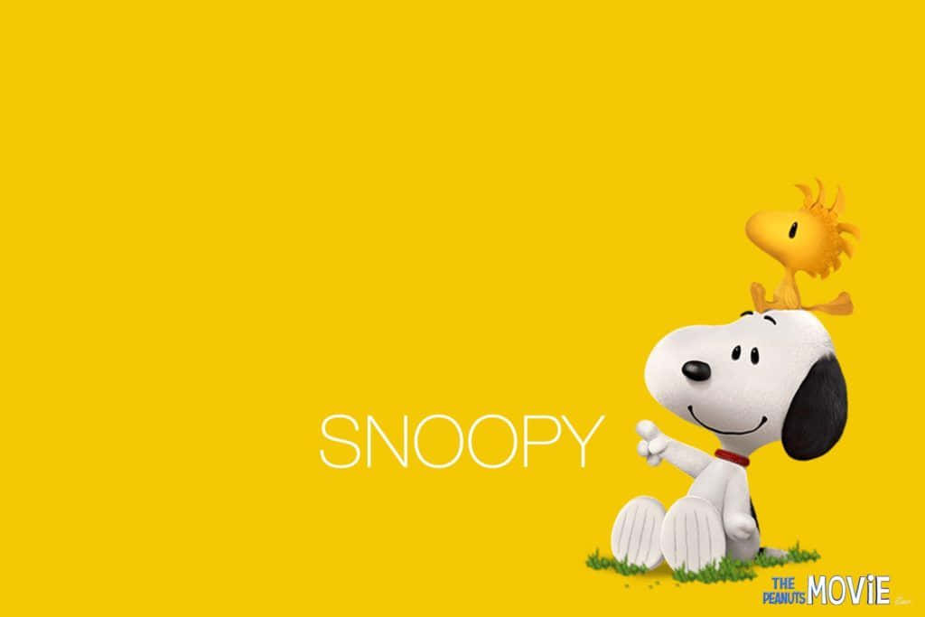 Snoopy Desktop 桌布 壁紙 — 史努比和胡士托愉快地坐在草地上，背景是明亮的黃色，帶有「SNOOPY」文字。