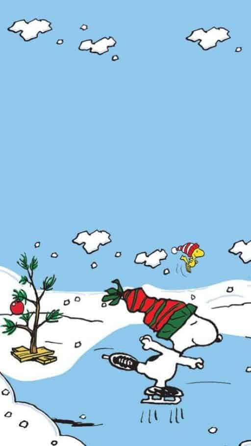  壁紙 — 史努比戴紅色圍巾溜冰時在雪地上跌倒，胡士托在藍天白雲下附近飛翔。
